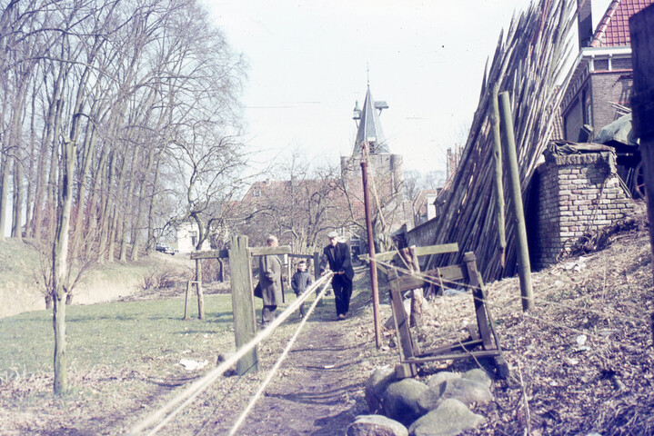 2014.0107; Dia van een bezoek aan touwslagerij Gebr. Deetman in Elburg; kleurendia