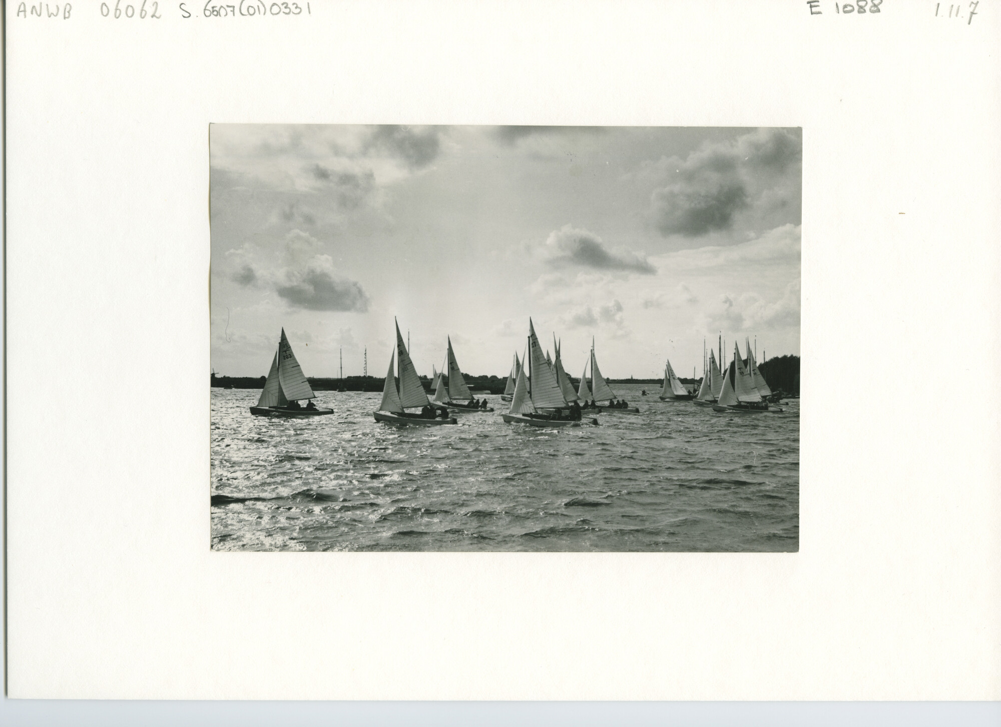 S.6507(01)0331; Foto van de start van de Valkenklasse op het Alkmaardermeer; foto
