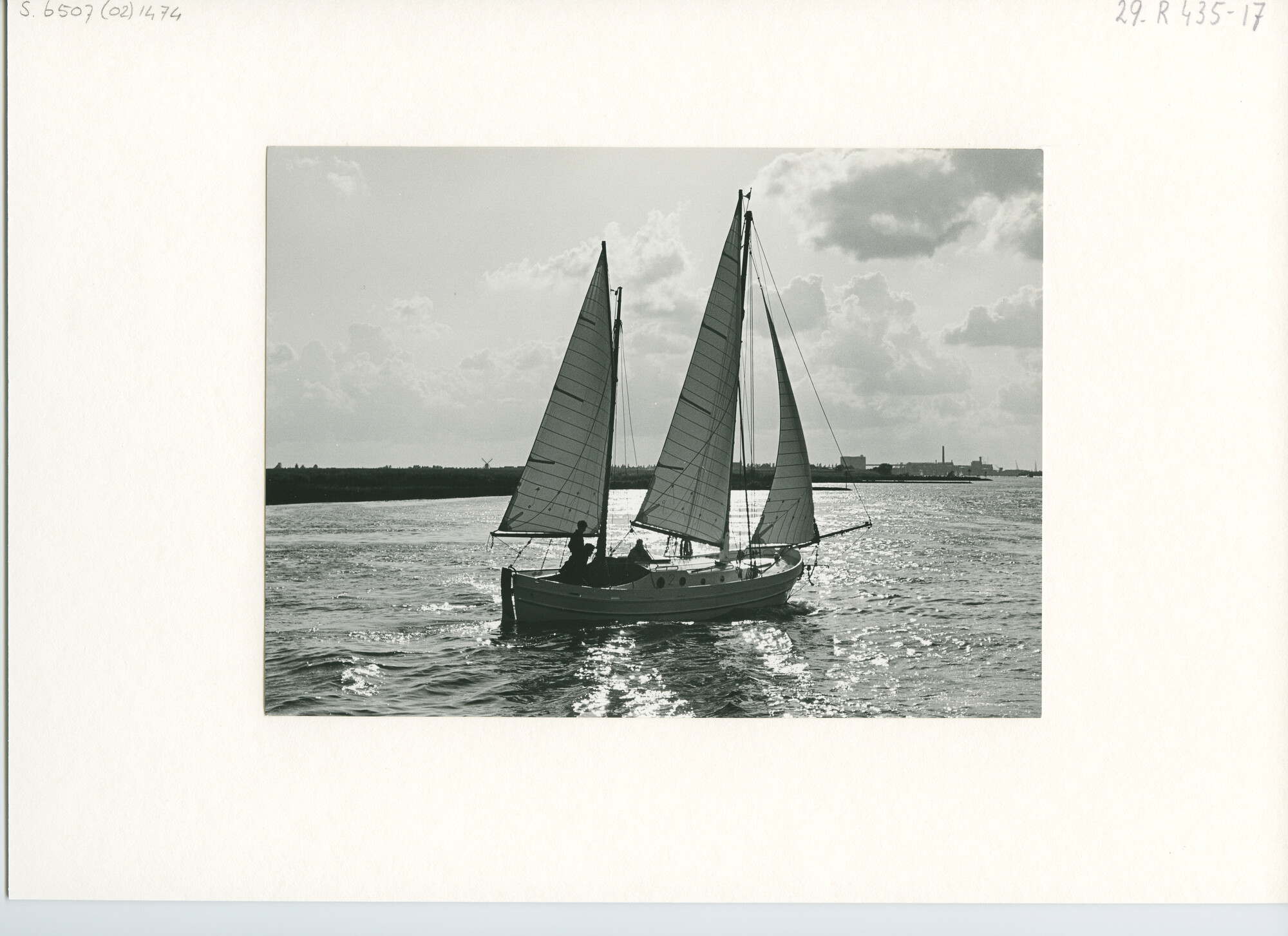 S.6507(02)1474; Zwart-wit foto van een tot kajuitzeiljacht verbouwde reddingssloep met gaffelkits-tuigage; foto
