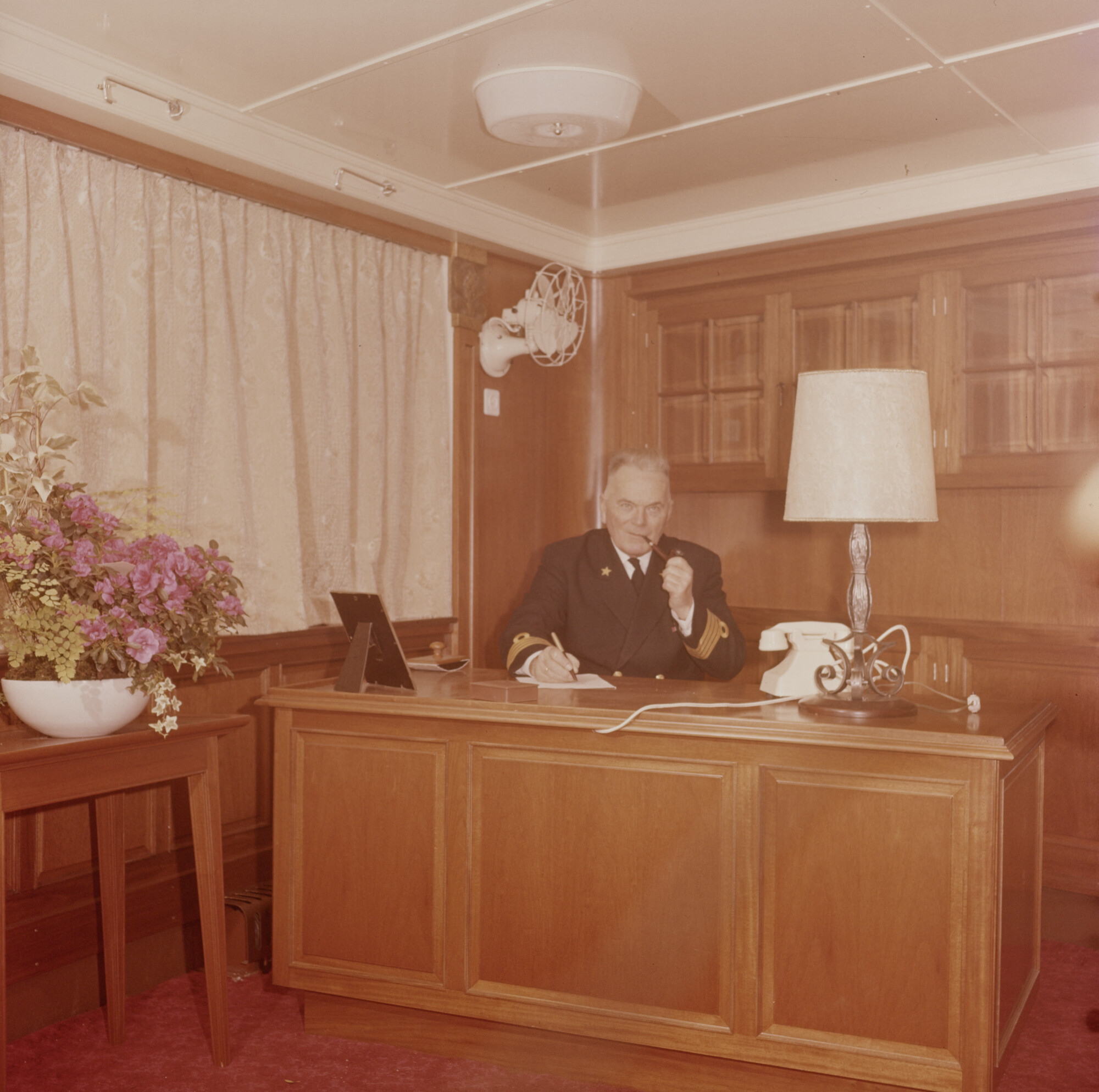 2015.4180; Negatief van de hut van de gezagvoerder van ms. Johan van Oldenbarnevelt; negatief