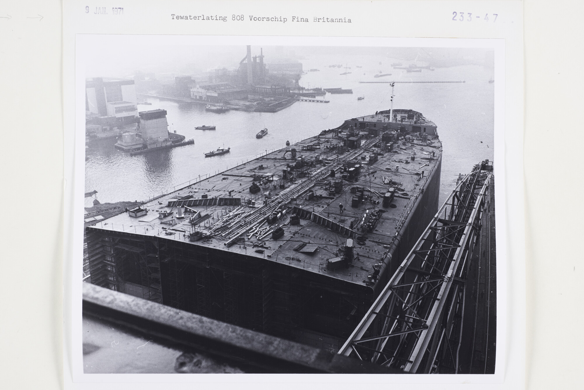 S.5444(5200)01; Foto van de tewaterlating van het voorschip van de mammoettanker Fina Brittannia; foto