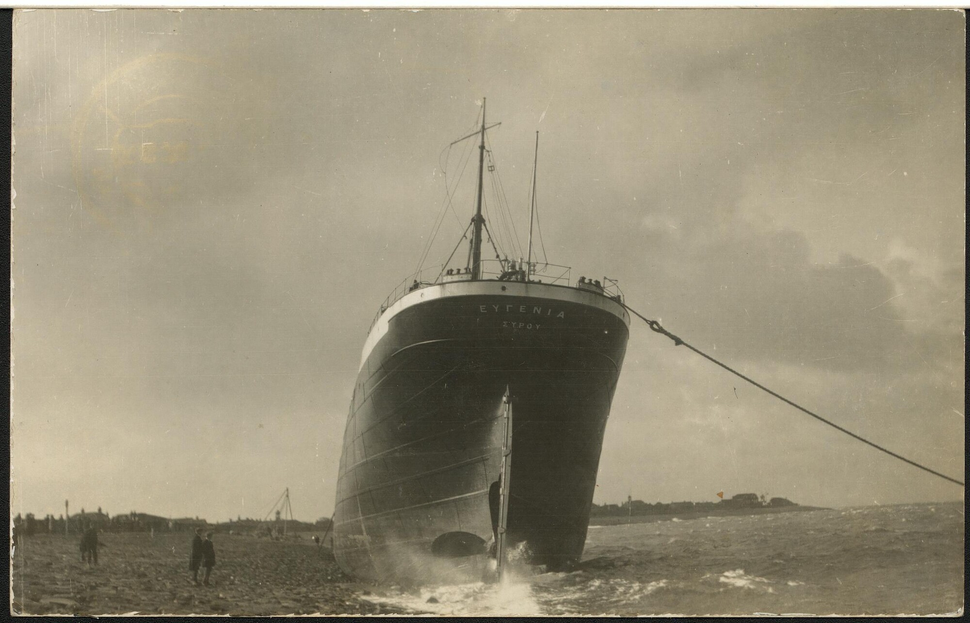 1990.0037; Stranding en berging op de zeedijk bij Den Helder van het Griekse vrachtschip [...]; prentbriefkaart-serie