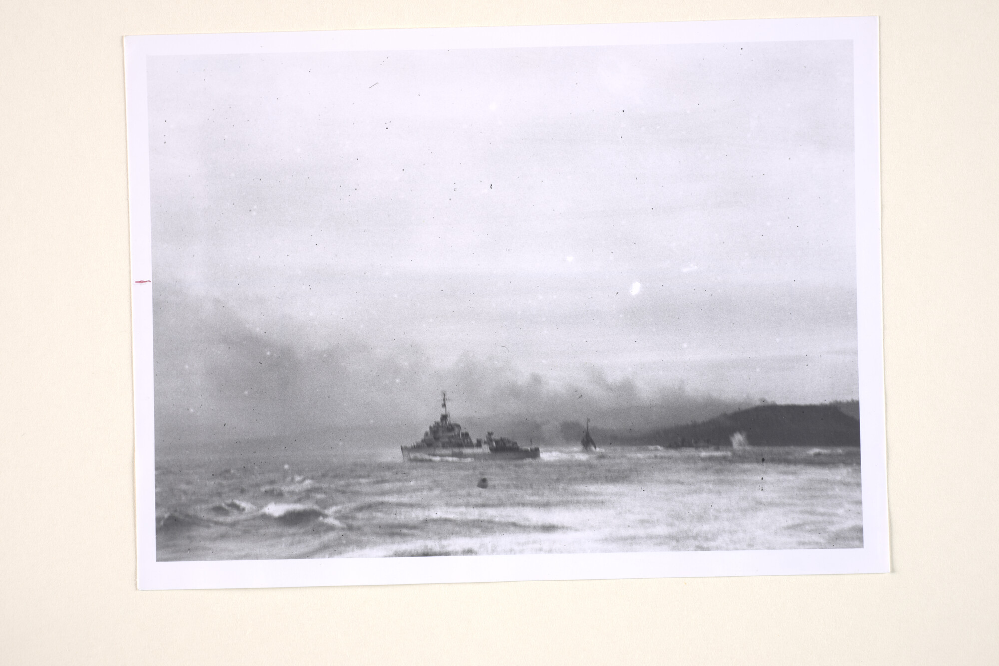 1995.1353; De flottieljeleider Hr.Ms. 'Tromp' dringt samen met drie Britse jagers de baai van Sabang binnen ter beschieting van walinstallaties, juli 1942; foto