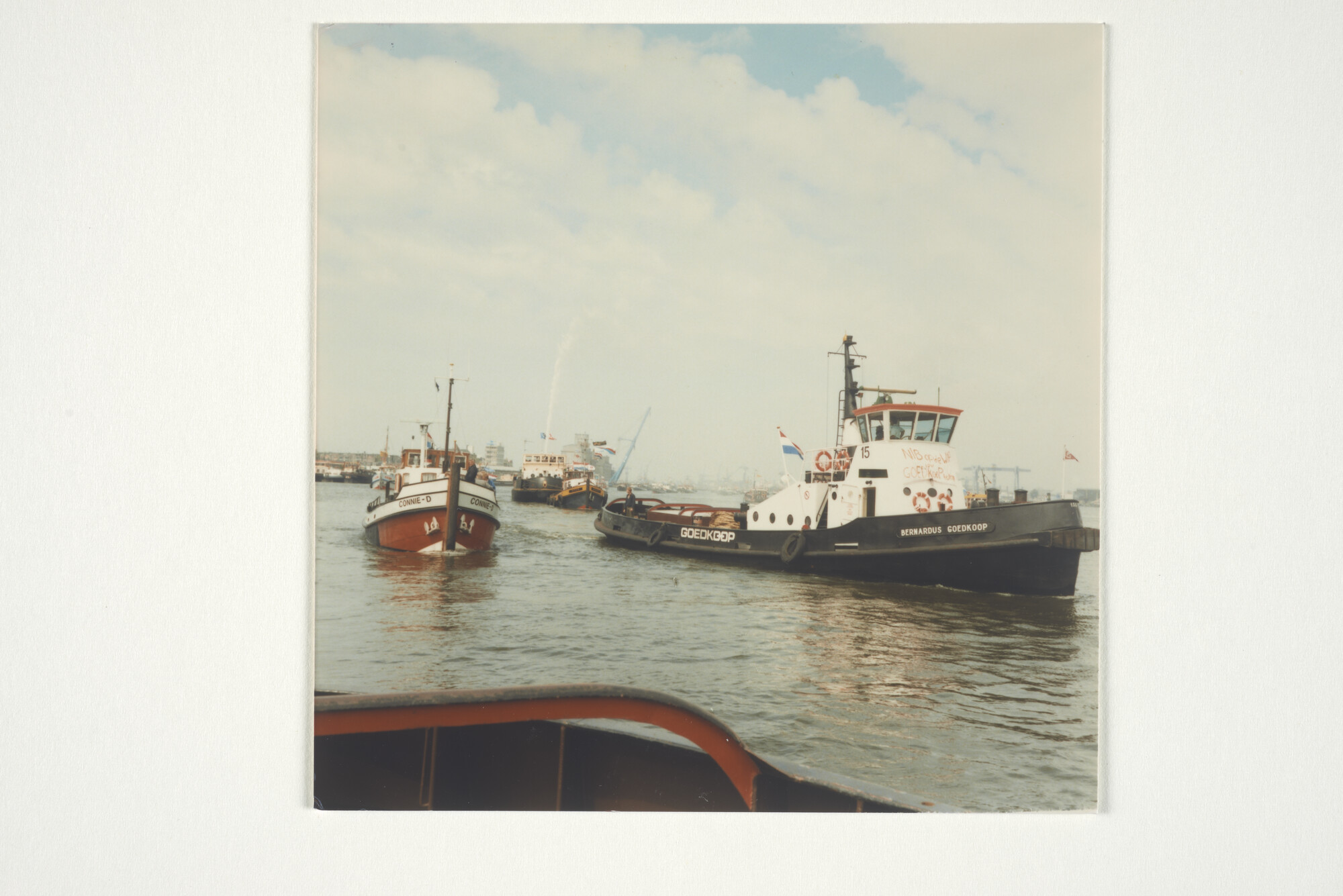 2001.1691; NIB blijft van onze knip. Demonstratie door het personeel van Goedkoop [...]; fotoreportage