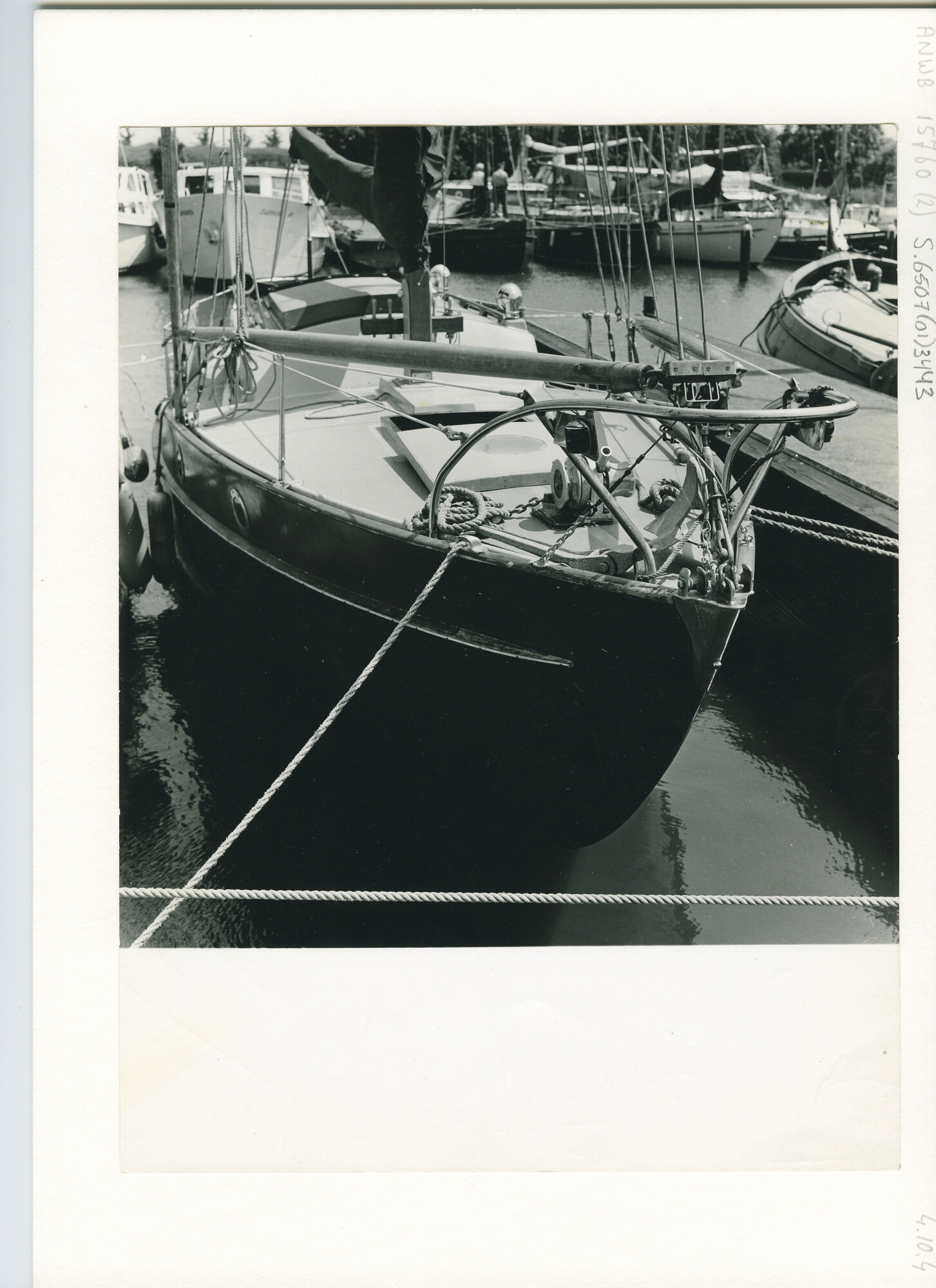 S.6507(01)3443; Het bakdek kajuitzeiljacht Takebora, H 889, type Oranjebloesem, afgemeerd in een jachthaven. Grondtakel, spinnakerboom.Korvijnagelbank.; foto