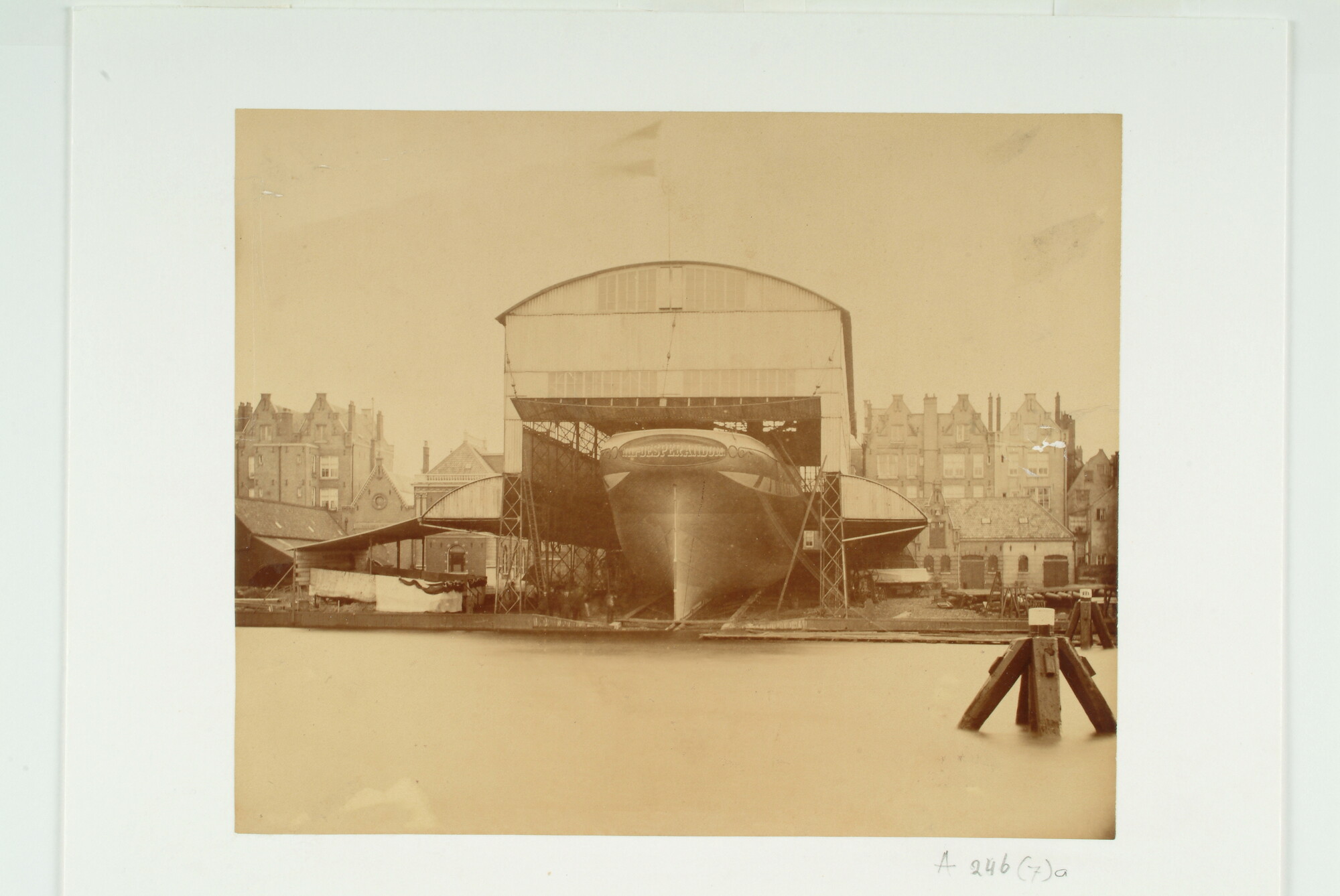 A.0246(07)a; Foto van het stalen barkschip 'Nil Desperandum' in aanbouw en onder zeil liggend; foto