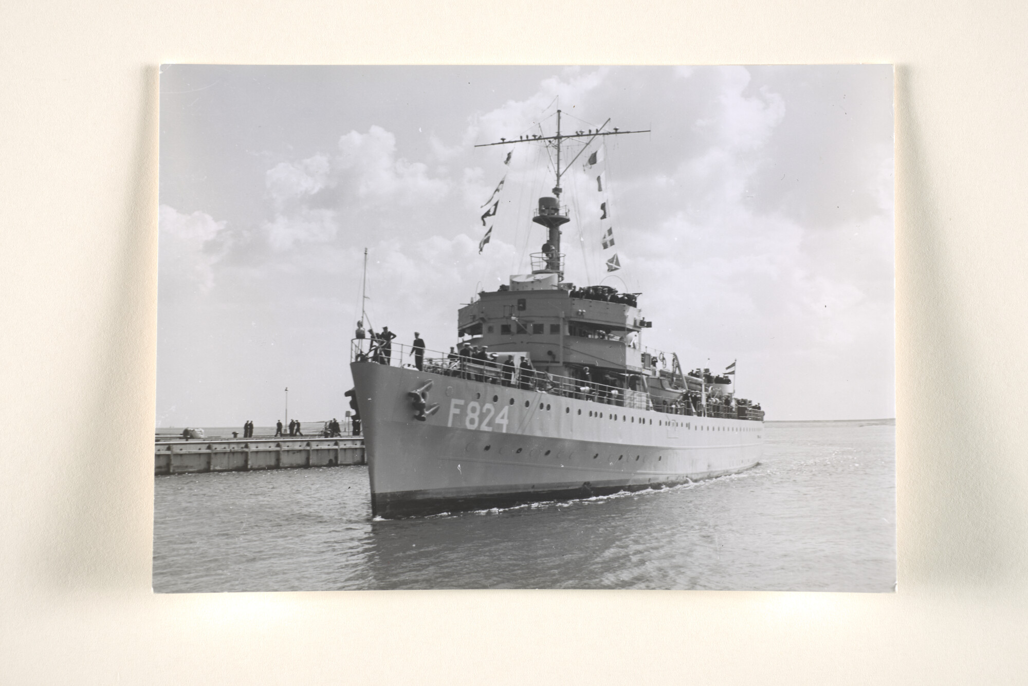 1995.1430; Het fregat Hr.Ms. "Willem van der Zaan" (F 824) keert vanuit de Nederlandse Antillen in Den Helder terug; foto