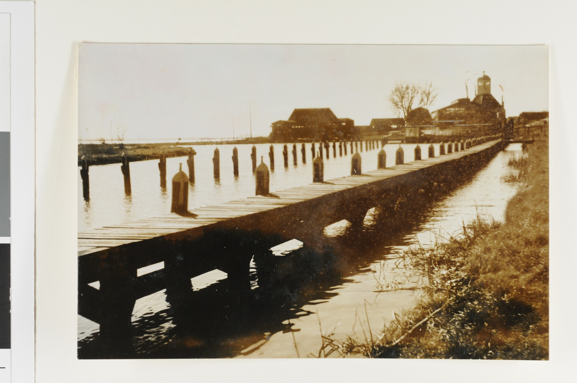 1993.1039; Steigers van de nieuwe haven van de zeilvereniging 'Het Y' te Durgerdam; foto