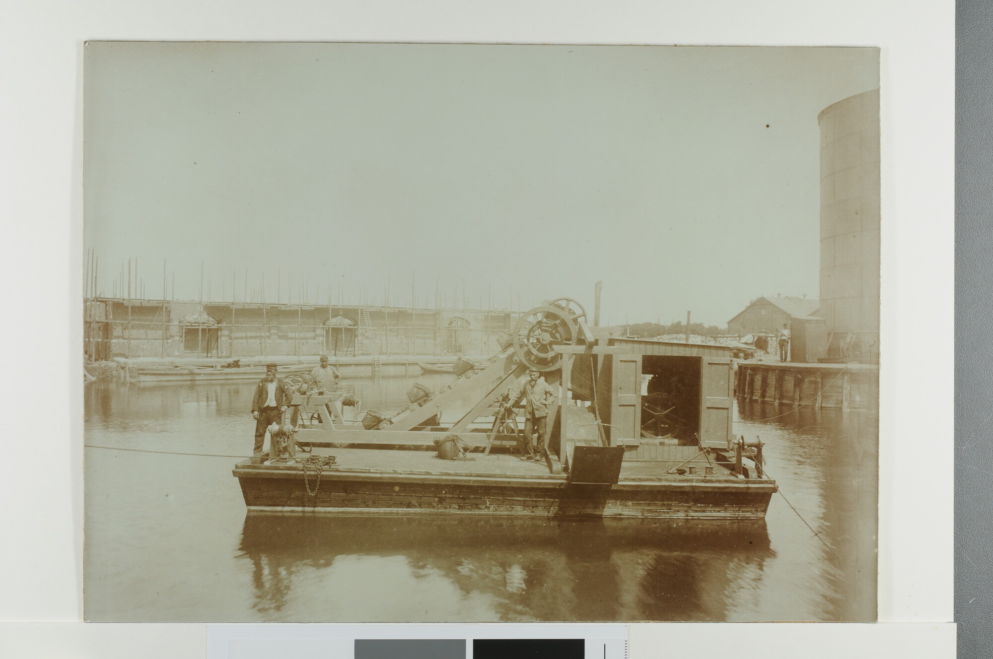 S.7166(27); Een emmerbaggermolentje bij de scheepswerf 'Het Jacht'; foto