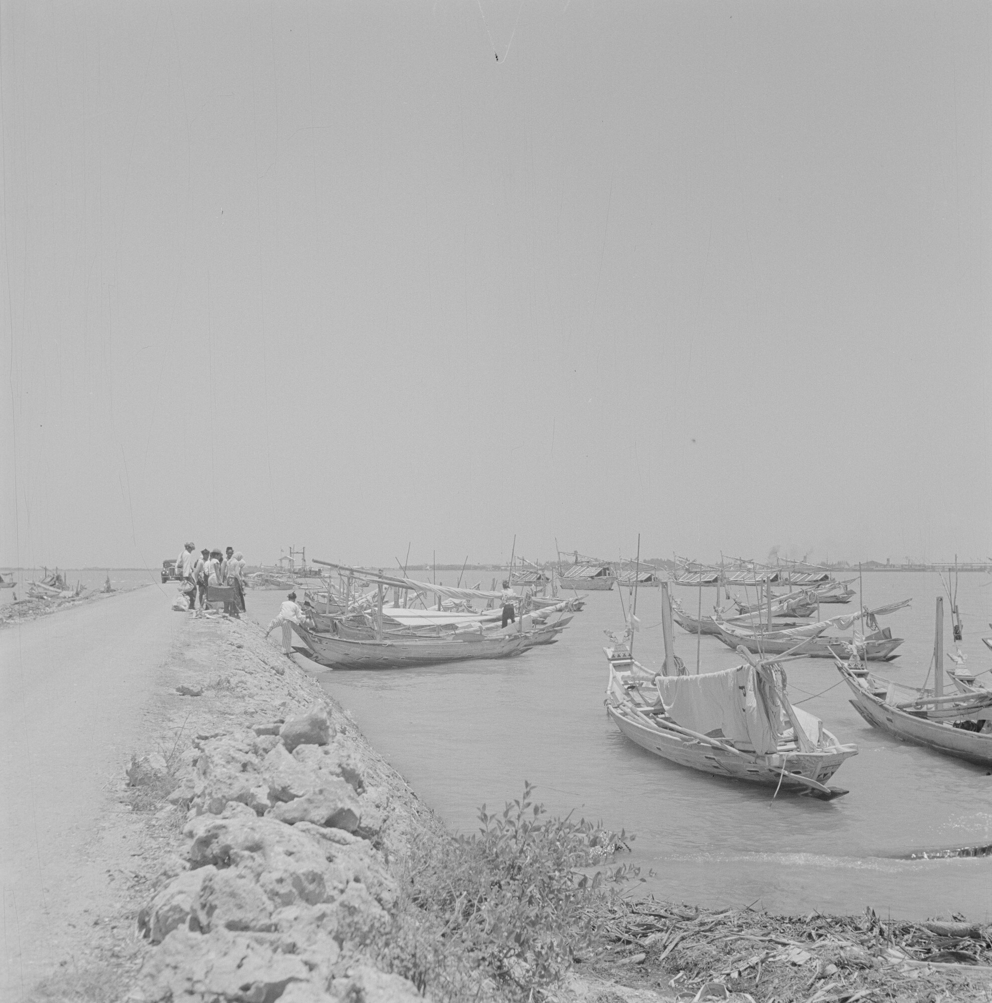 2015.3418; Negatief van veel bootjes in het Havenkanaal in Madoera (Madura); negatief