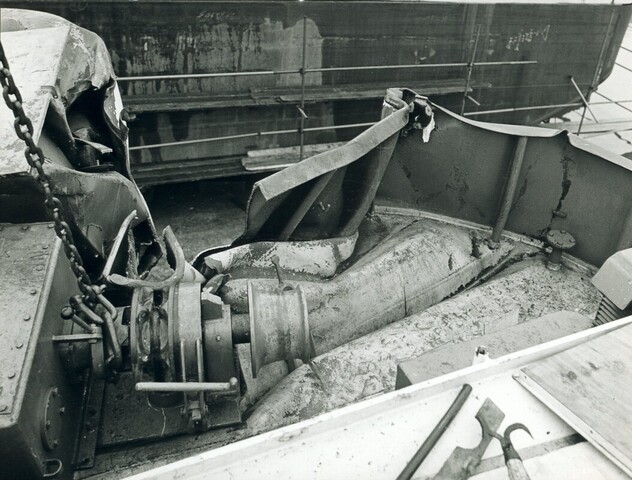 S.5219(12)0713; Foto's van de binnenvaarttanker 'Beyca 5' in reparatie van aanvaringsschade, bij de ASM; fotoreportage