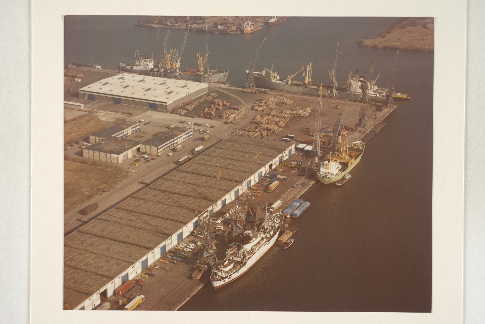 1995.5714; Luchtfoto van de Combined Terminal Amsterdam (CTA) met daarbij afgemeerde [...]; foto