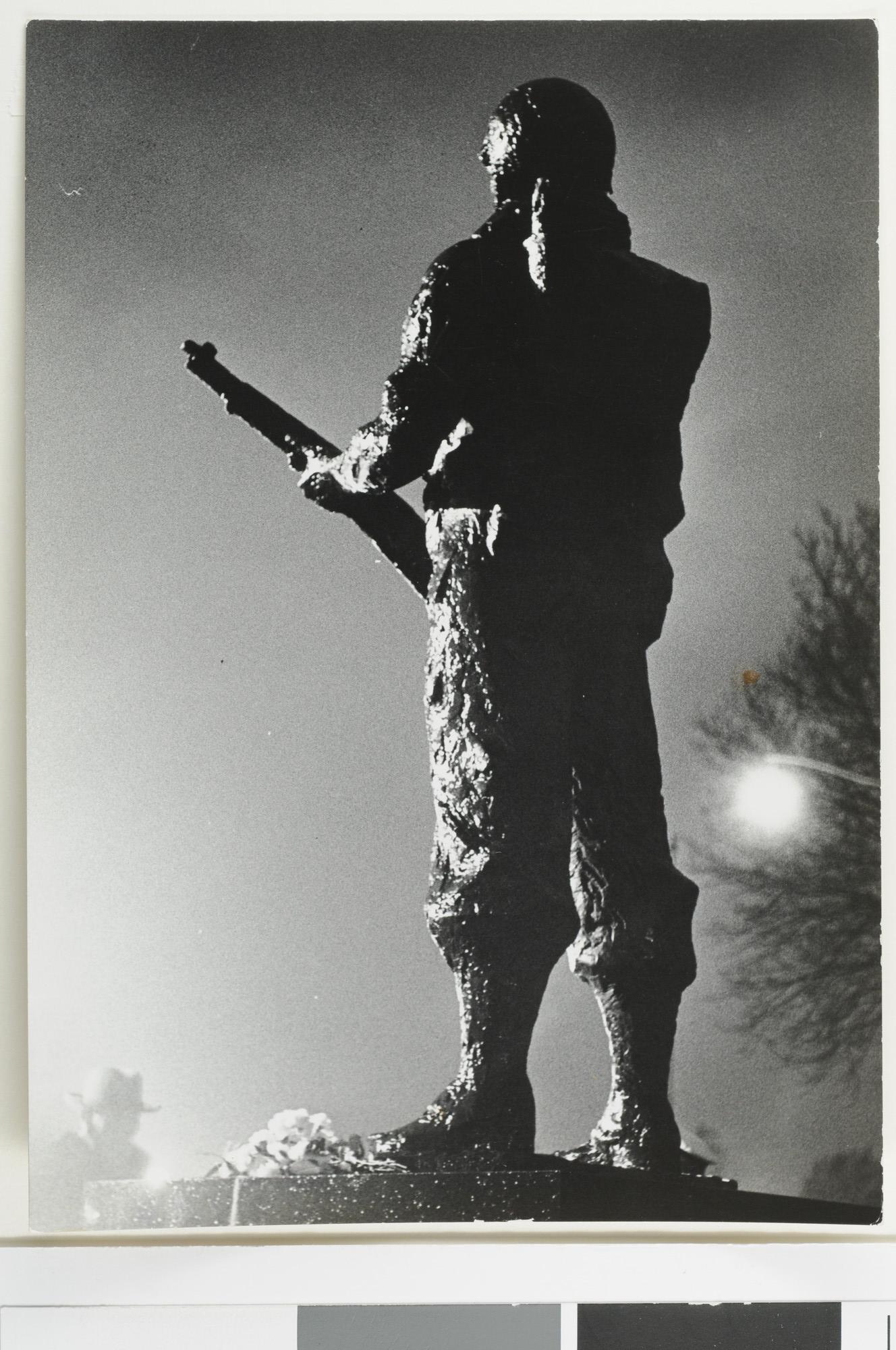 1992.1530; Kranslegging bij het Mariniersmonument in Rotterdam; foto