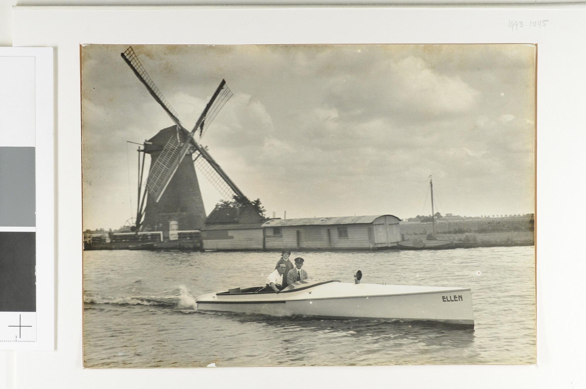 1993.1045; 'Snelle' motorboot 'Ellen' , vermoedelijk op de Warmonderlede (Kagerplassen); foto