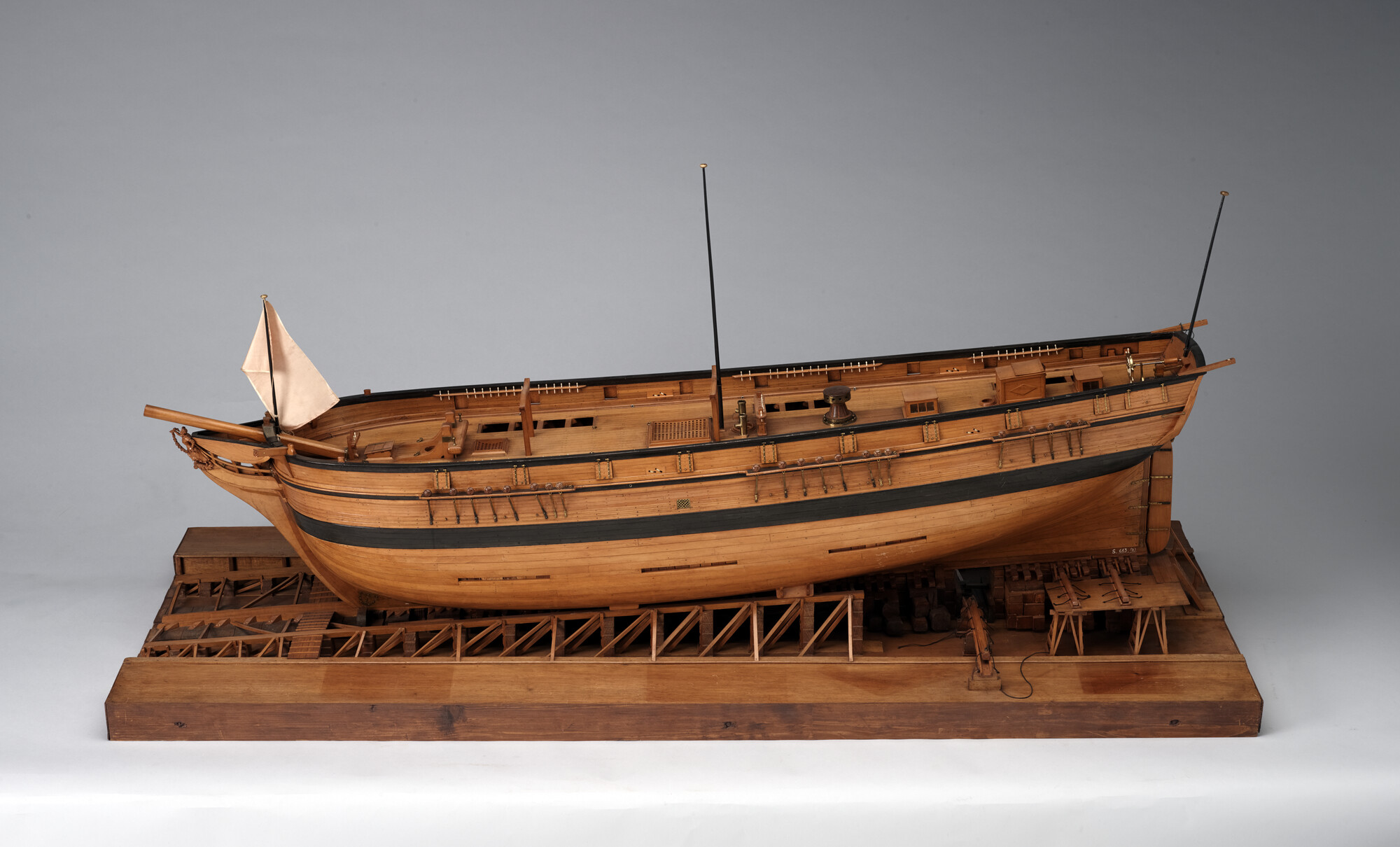 S.0663(09); Model van de brigantijn Fosca Helena op een scheepshelling; scheepsmodel