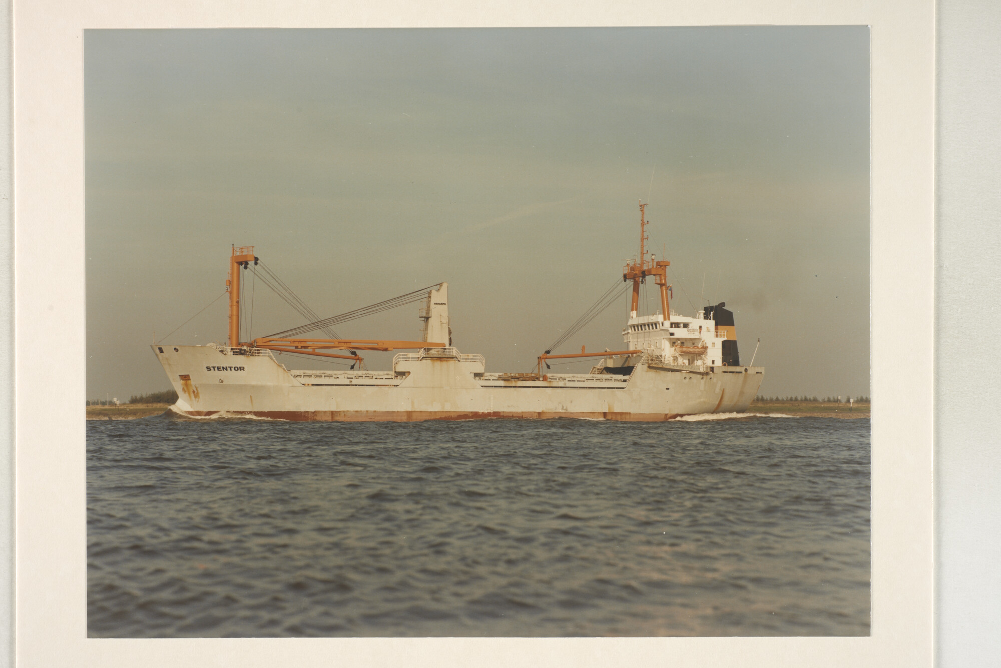 1996.1328; Kleurenfoto van de coaster ms. Stentor van de Nedlloyd Lijnen op de Nieuwe Waterweg; foto