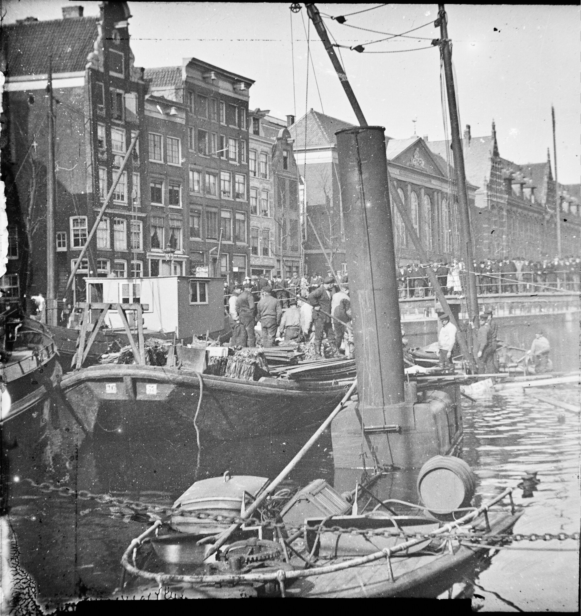 S.1156(06)001; Stadsgezicht van Amsterdam, op de voorgrond het vrachtschip ss. IJstroom, maart 1903; lantaarnplaatje