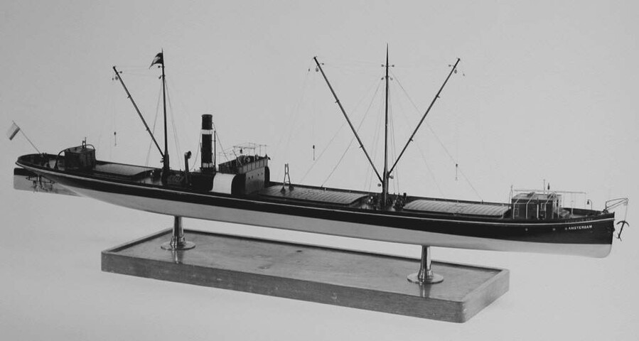 S.5772(11); Naamplaat, langwerpig, met opschrift: 'Nieuwe Rijnvaart Mij.N.V. Inspektion'; naamplaat