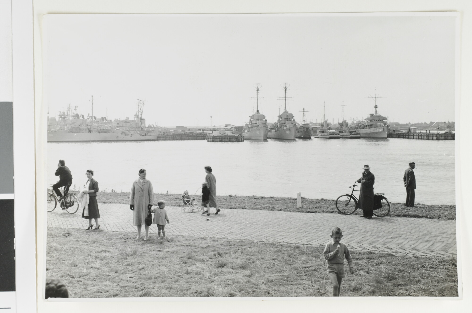 1992.1581; De nieuwe Marinehaven van Den Helder met fregatten; foto