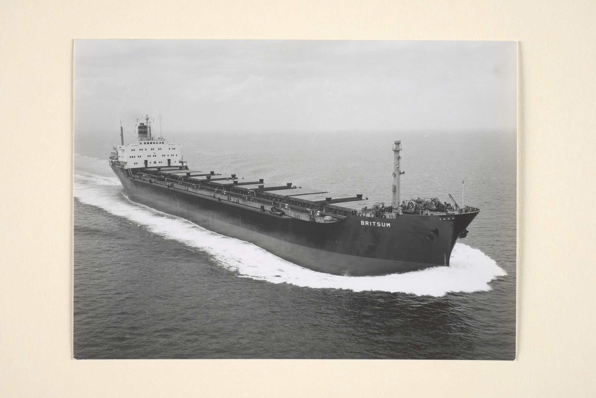 1996.0551; Luchtfotos van de bulk-carrier ms. Britsum van de Stoomvaart Maatschappij [...]; fotoreportage