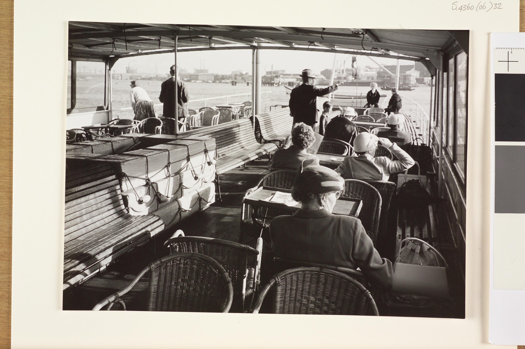 S.4360(06)32 [nr 0001]; Interieurfoto's genomen aan boord van het passagiersschip ms. IJselstroom (ex- IJsel) van Reederij Koppe in Amsterdam; fotoreportage