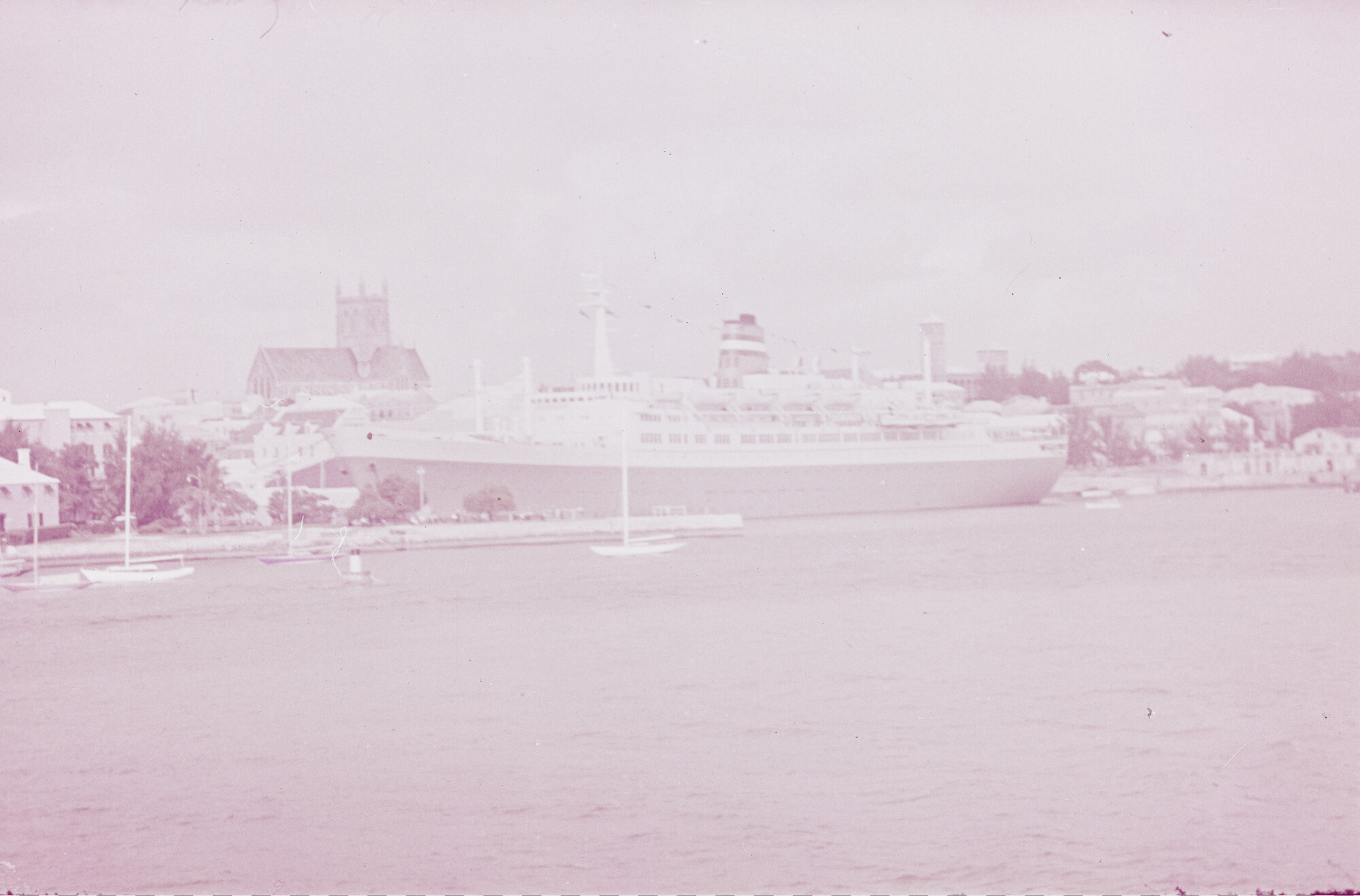 2015.0442; Dia van ms. Statendam in de haven van Bermuda; diapositief