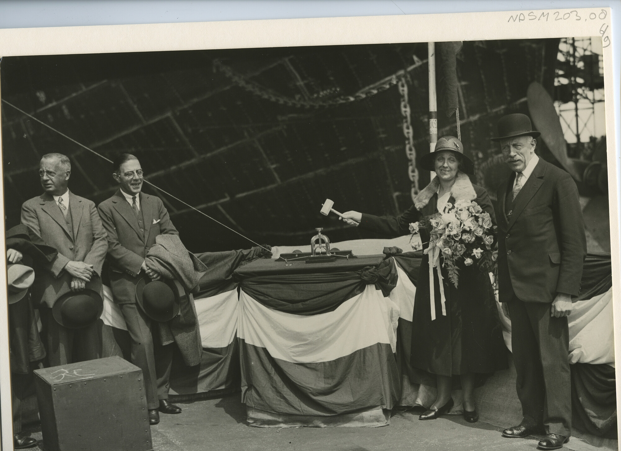S.5444(0820)6; Foto van de tewaterlating van het vrachtschip ms. Tabian; foto