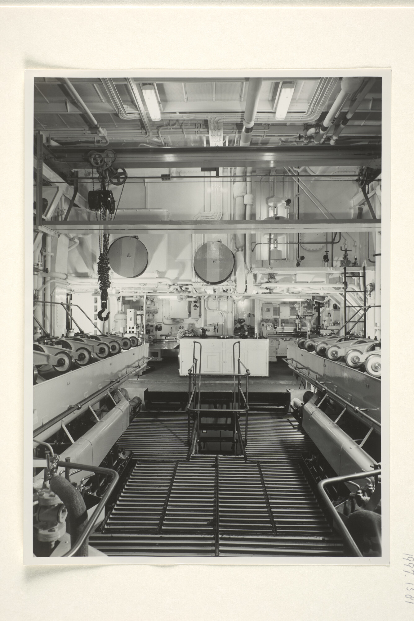 1997.1381; Foto's van de machinekamer van het vracht-passagiersschip ms. Tjiwangi van de KJCPL; fotoreportage