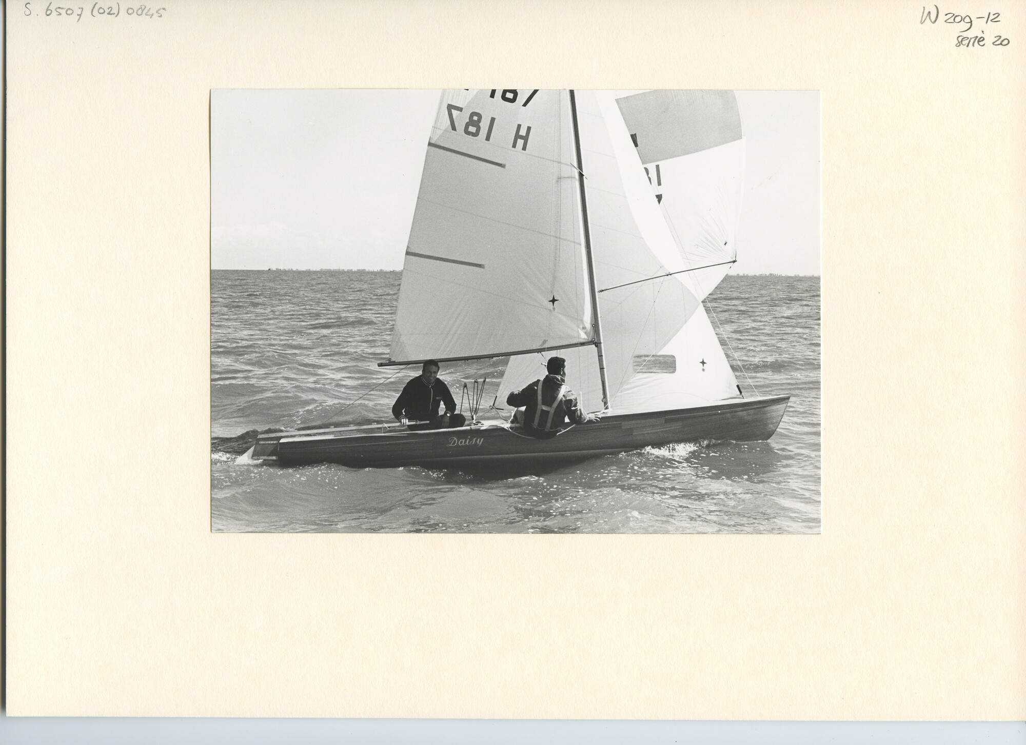S.6507(02)0845.04; Zwart-wit foto van de selectiewedstrijden in de FD-klasse voor de Olympische Spelen op het IJsselmeer voor Medemblik; foto