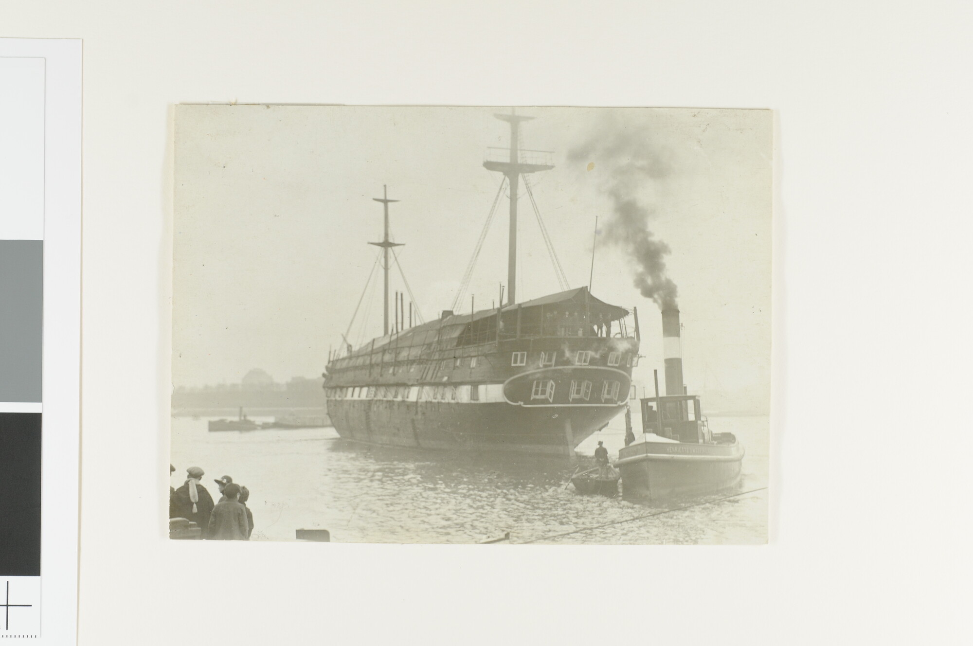 A.0386(04)01; Het wachtschip Hr.Ms. 'Admiraal van Wassenaer' op weg naar de sloper; foto