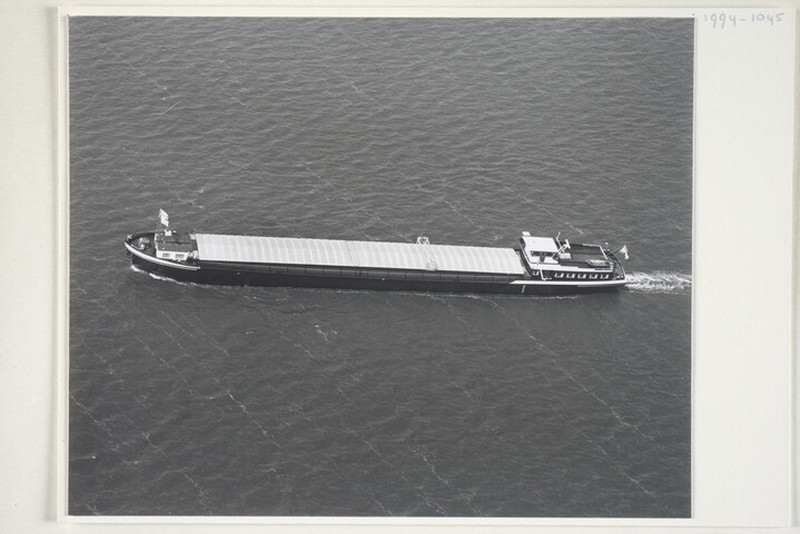 1994.1045; Foto's van bij Scheepswerf Van Goor Monnickendam gebouwde schepen: bouw en proefvaart van de hopper-zuiger 'Pegasus' ev; fotoalbum