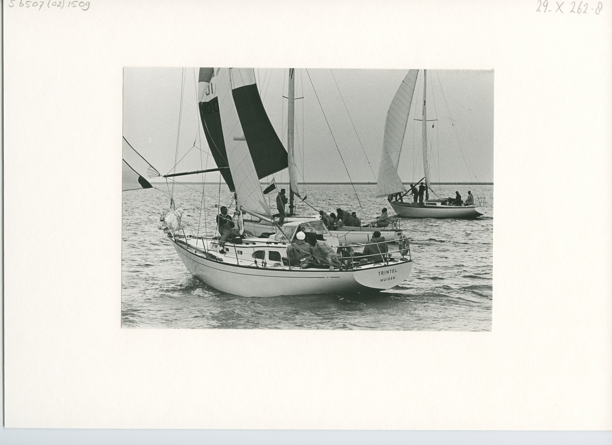 S.6507(02)1509.04; Zwart-wit foto van de start van de Nachtwedstrijd 1969 op het IJsselmeer met zwakke wind; foto