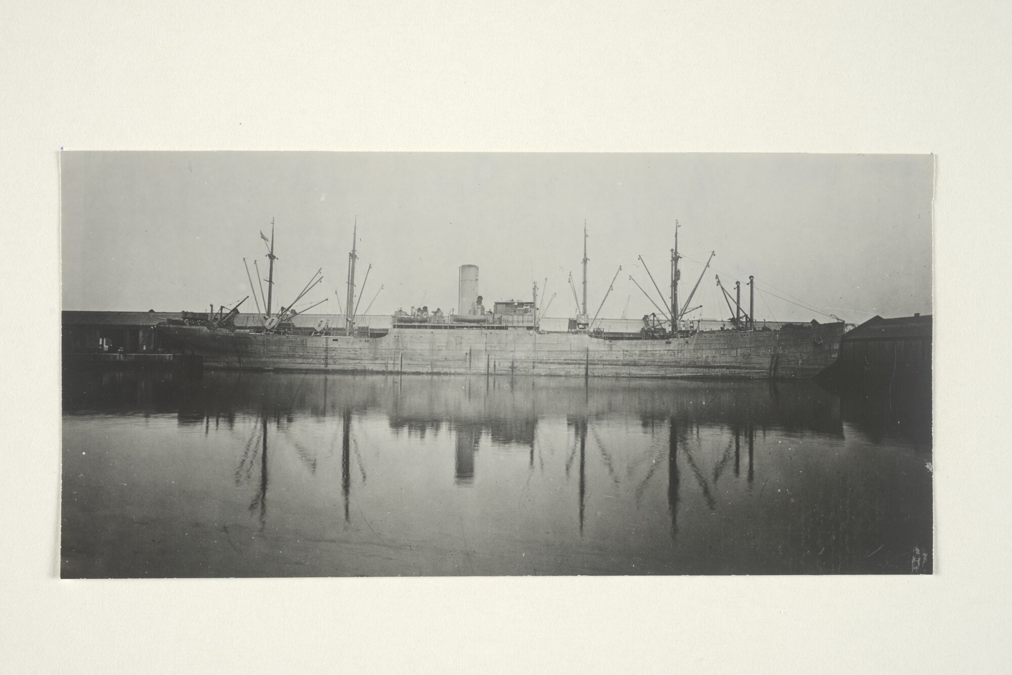 2000.3339; Het vrachtschip ss. 'Meerkerk' van de VNS; foto