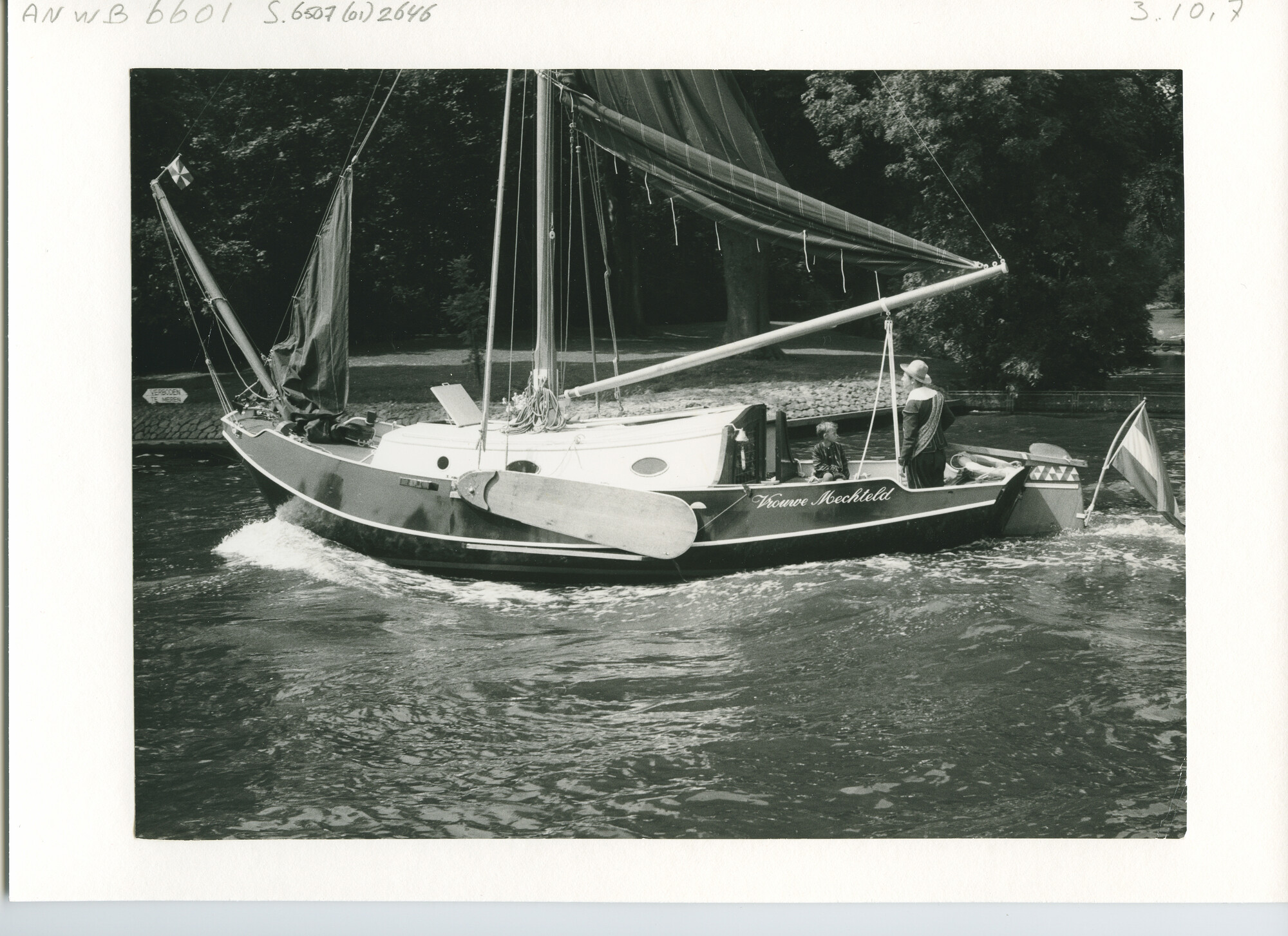 S.6507(01)2646; Zijaanzicht over bakboord van de op de motor varende schouw Vrouwe Mechteld; foto