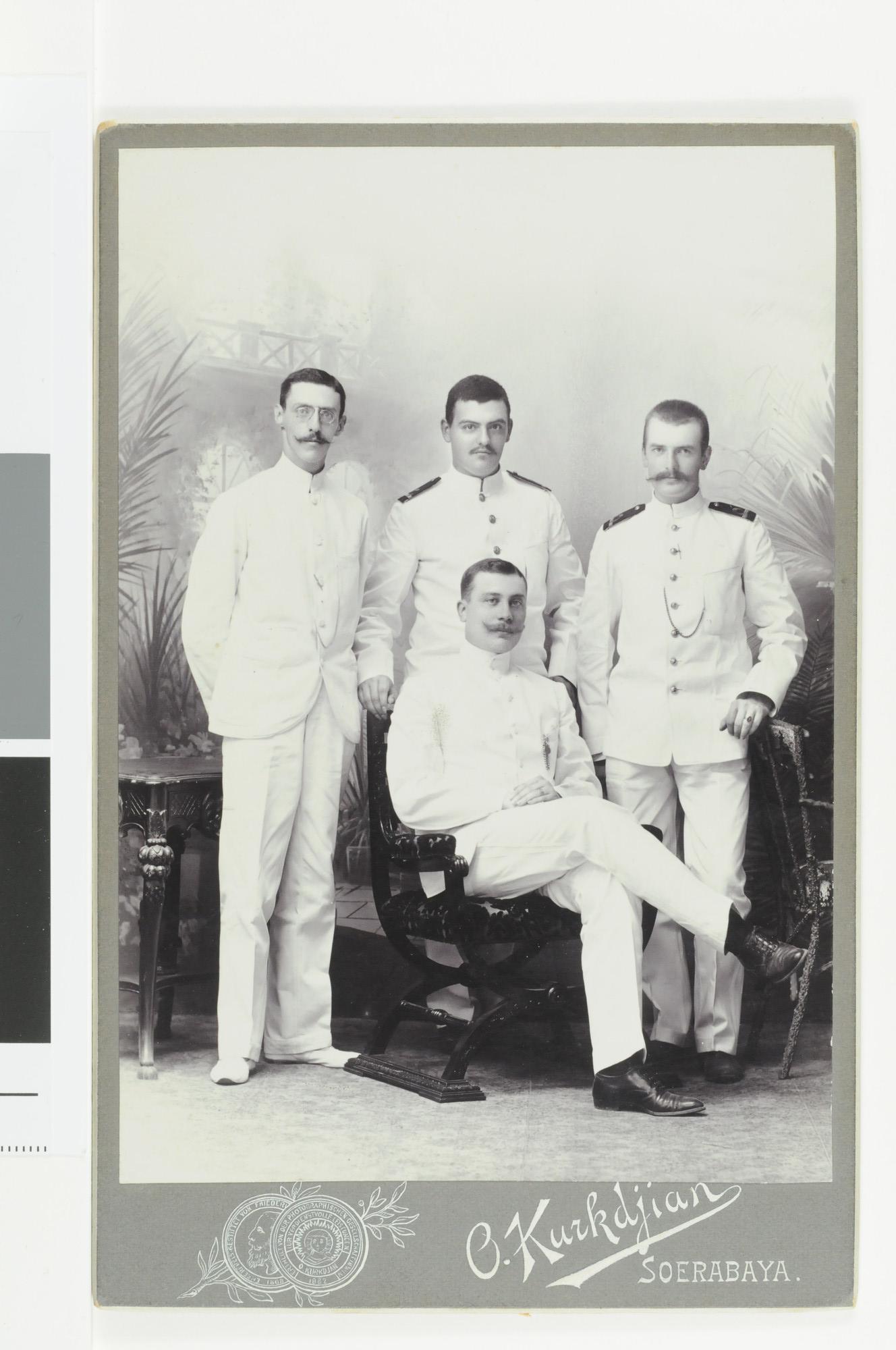 1999.1184; Groepsportret van vier marinemannen in tropenuniform te Soerabaja, oktober 1905; foto