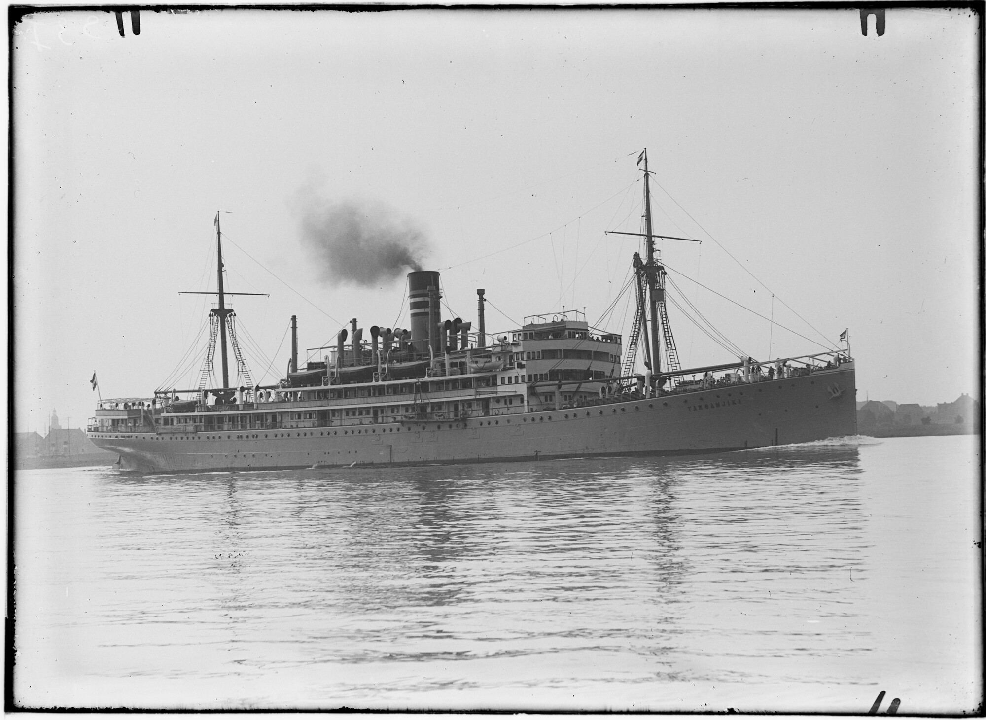 2018.1713; Glasnegatief van vracht- en passagiersschip Tanganjika (Duits, 1922); glasnegatief