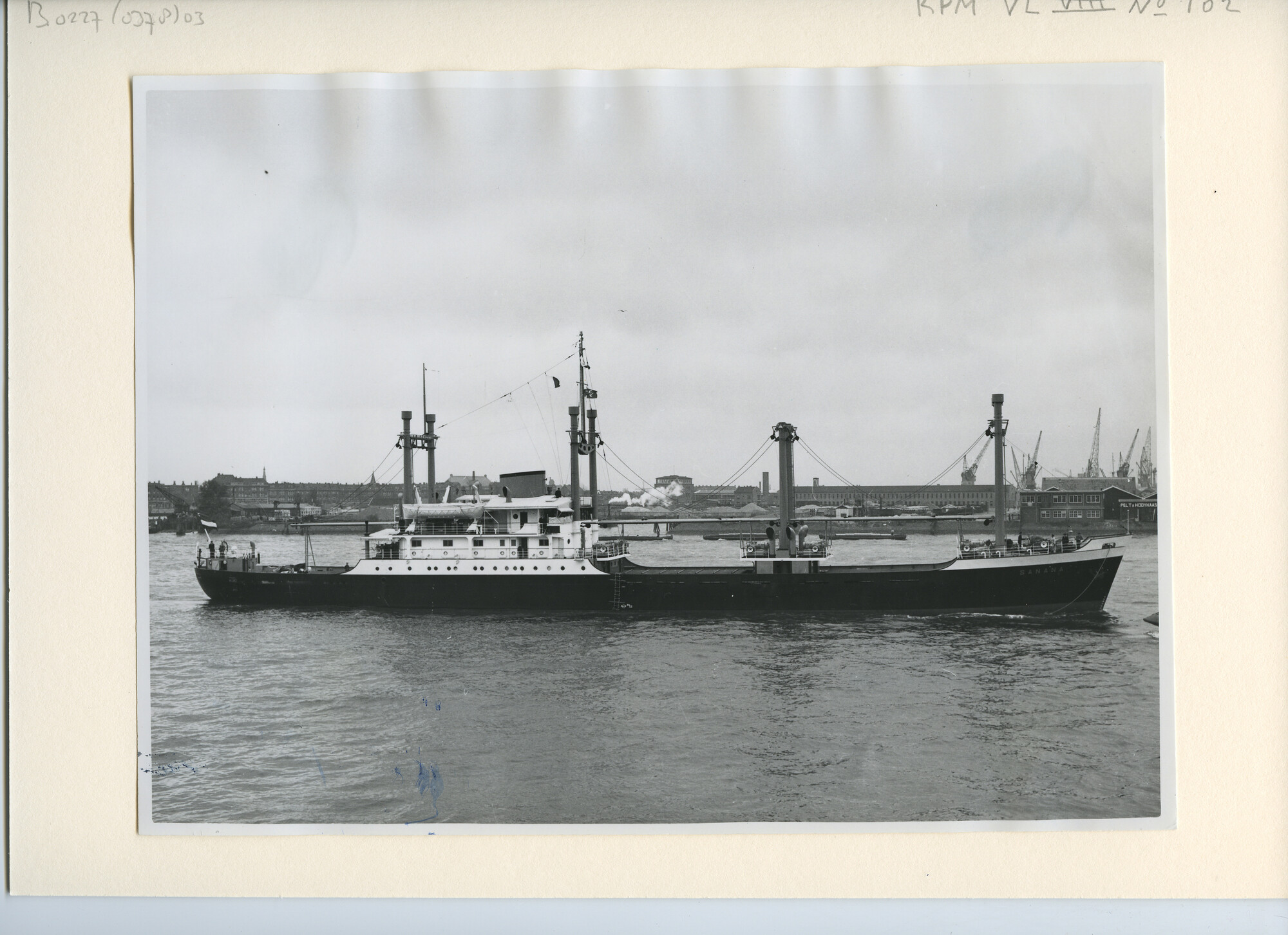 B.0227(0378)03; Foto van ms. Sanana in de haven van Rotterdam; foto