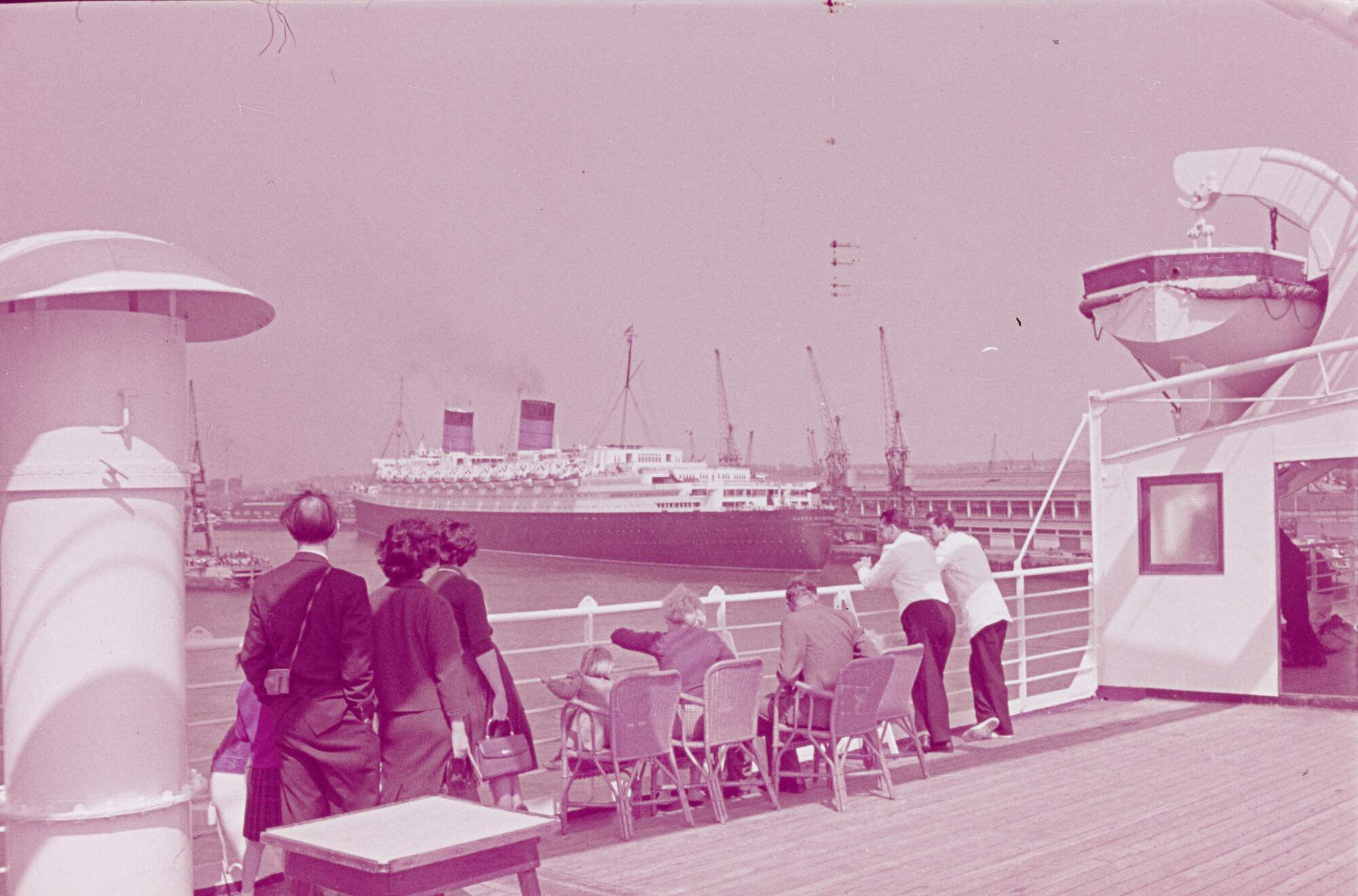 2015.0160; Dia van ms. Queen Elizabeth; diapositief