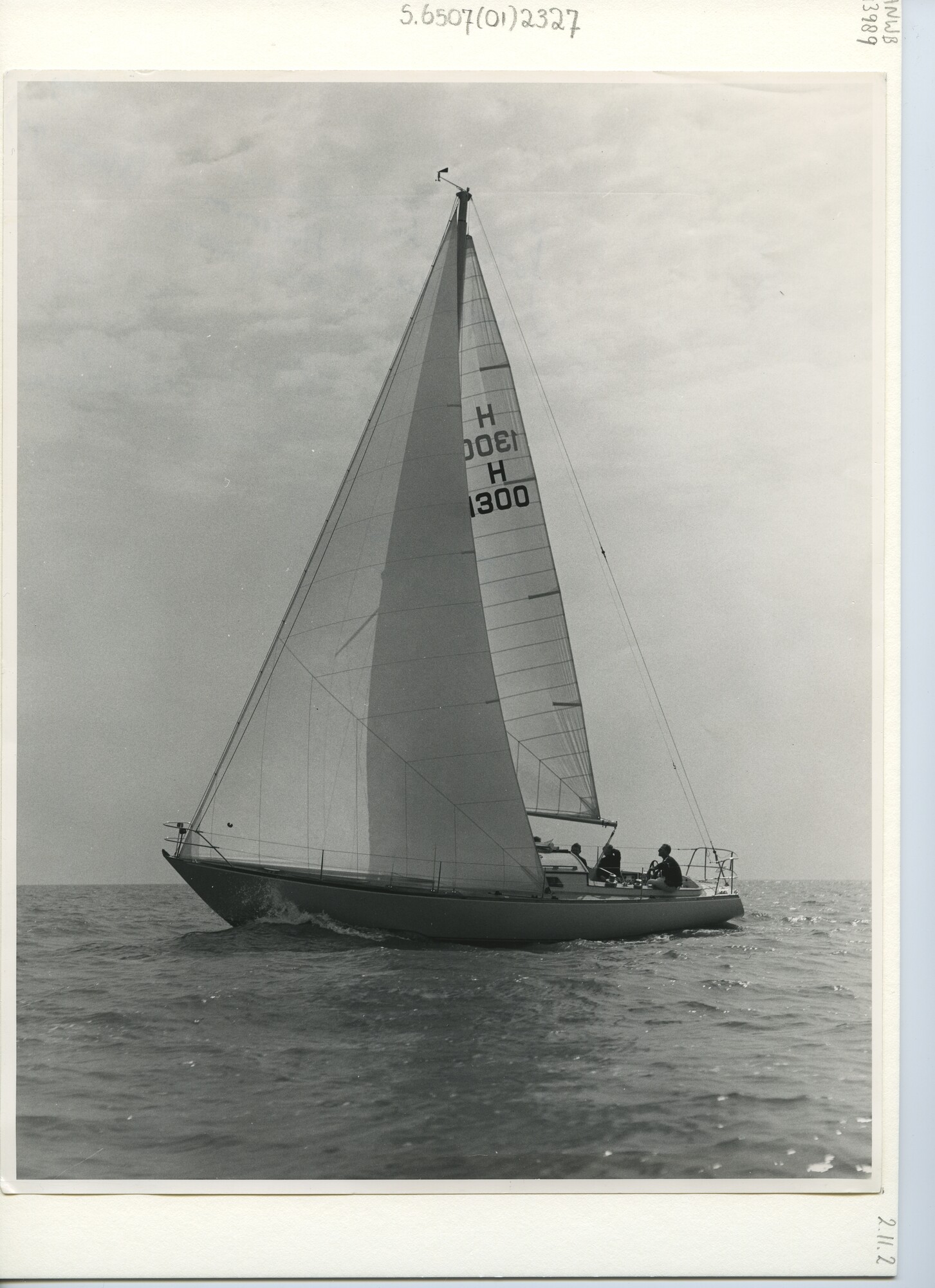 S.6507(01)2327; R.O.R.C. (Nederland) jacht Staron, zeilnummer H 1300, met ruime wind op open zee; foto