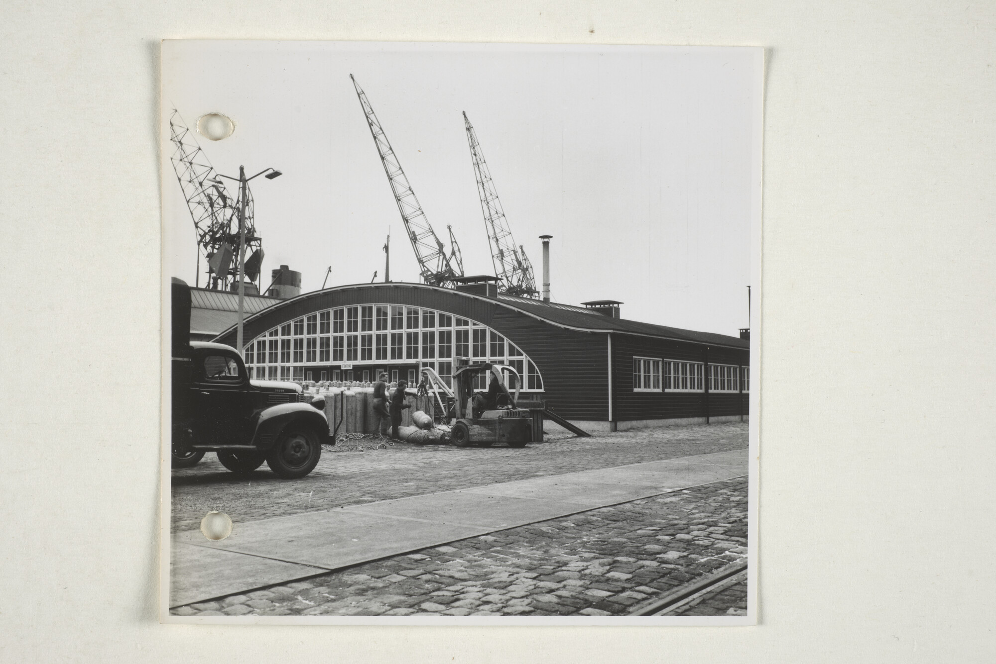 1998.2182; Omslag (voorheen ordner) met een grote hoeveelheid proef foto's van de haven en de stad van Amsterdam; omslag