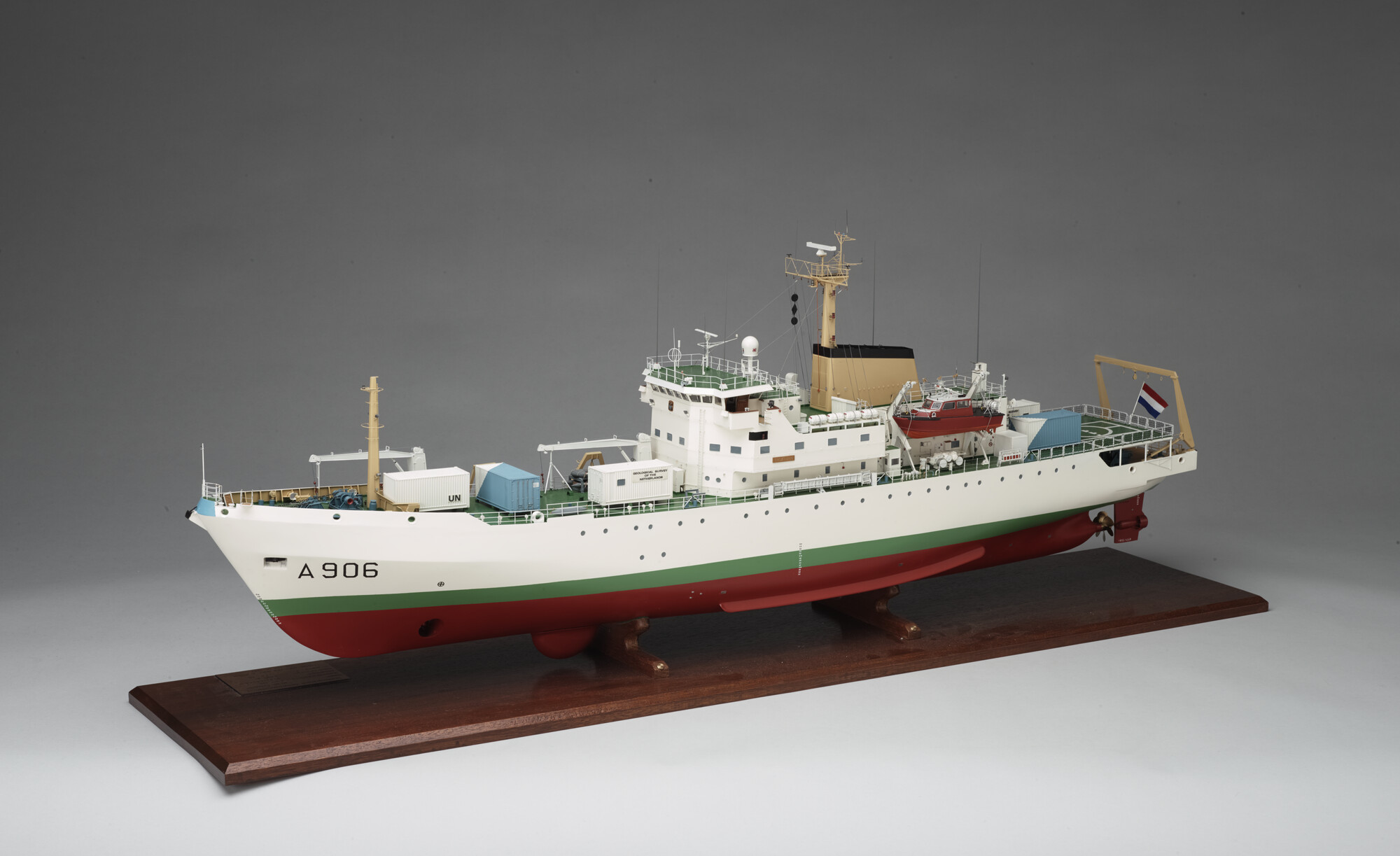 1999.0928; Model van het oceanografisch onderzoeksvaartuig Hr.Ms. Tydeman; scheepsmodel