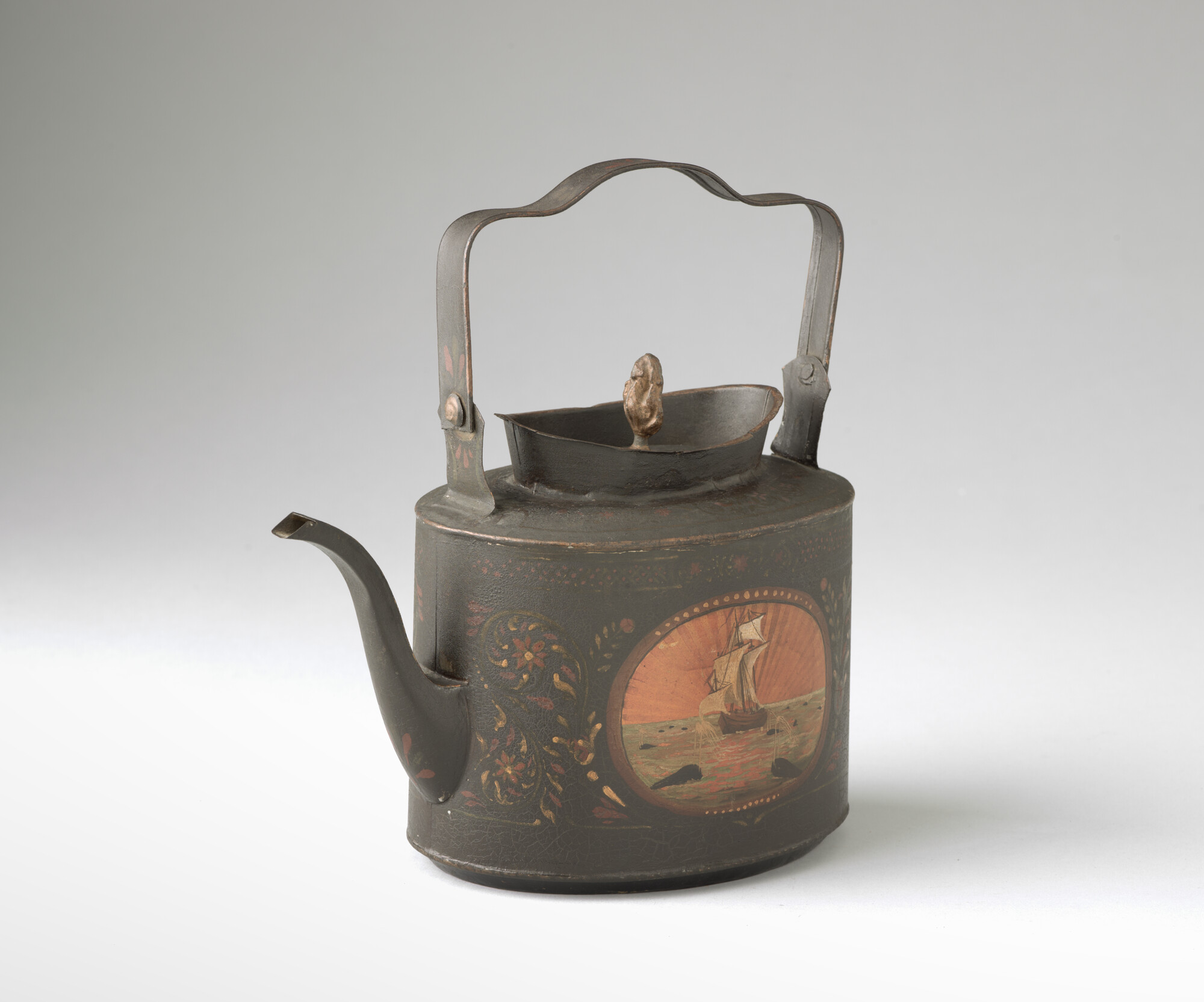2012.0117-2; Theepot met afbeeldingen van walvisvaart; theepot