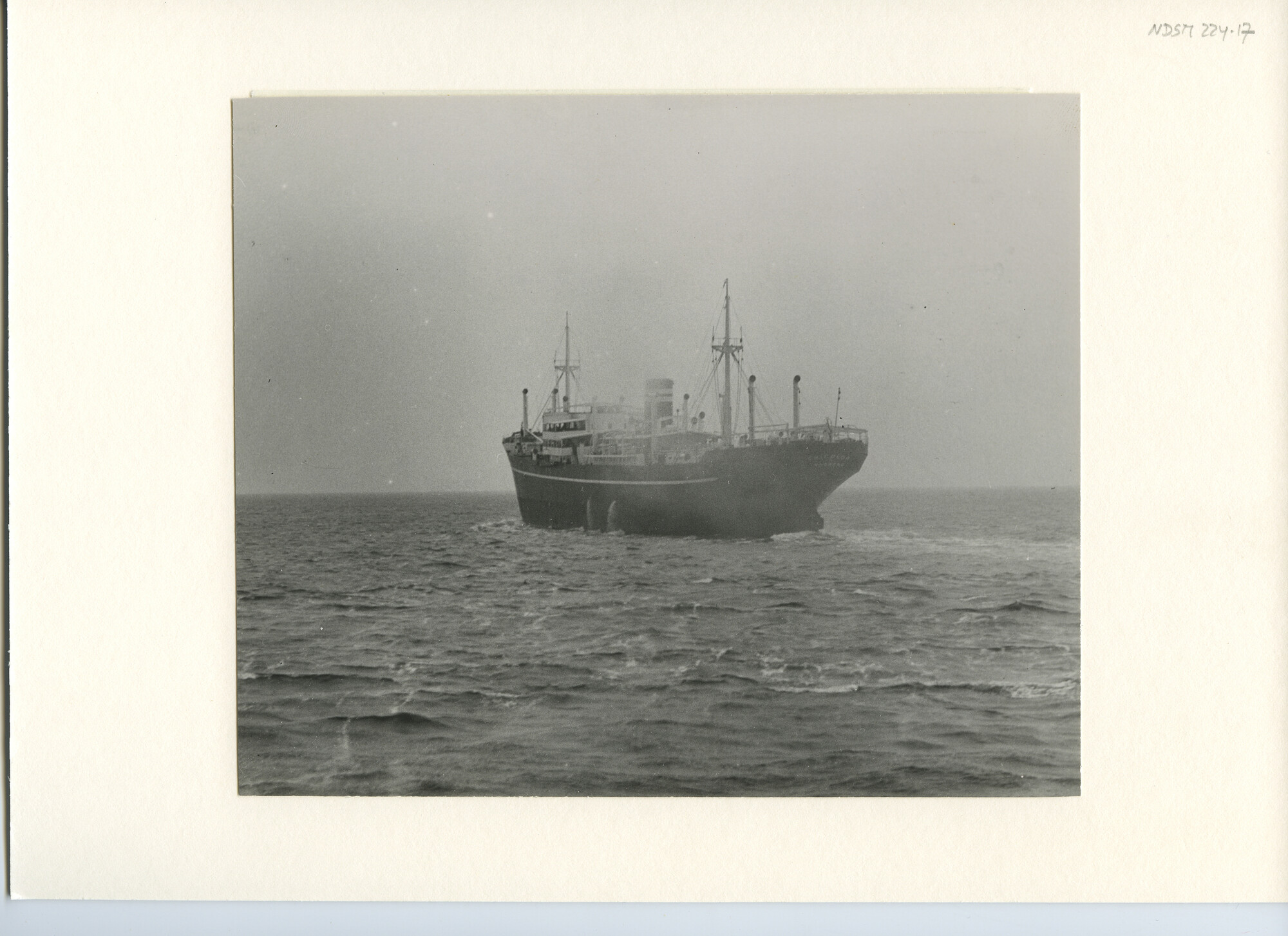 S.5444(1005)5; Foto van het vrachtschip ms. Tricolor tijdens de proefvaart; foto