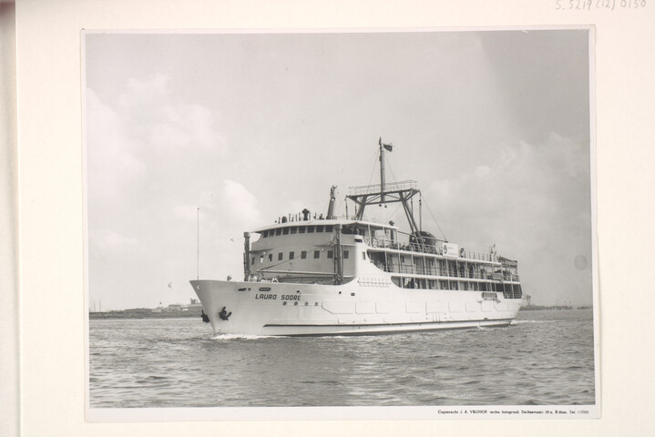 S.5219(12)0150; Foto van de proeftocht van het vracht- en passagiersschip ms. 'Lauro Sodré' gebouwd op de dwarshelling van de ASM; foto
