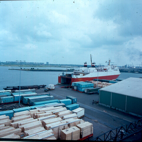S.9100(8664); Dia Ro-Ro terminal VCK: 'Trans Germania' voor de wal; diapositief