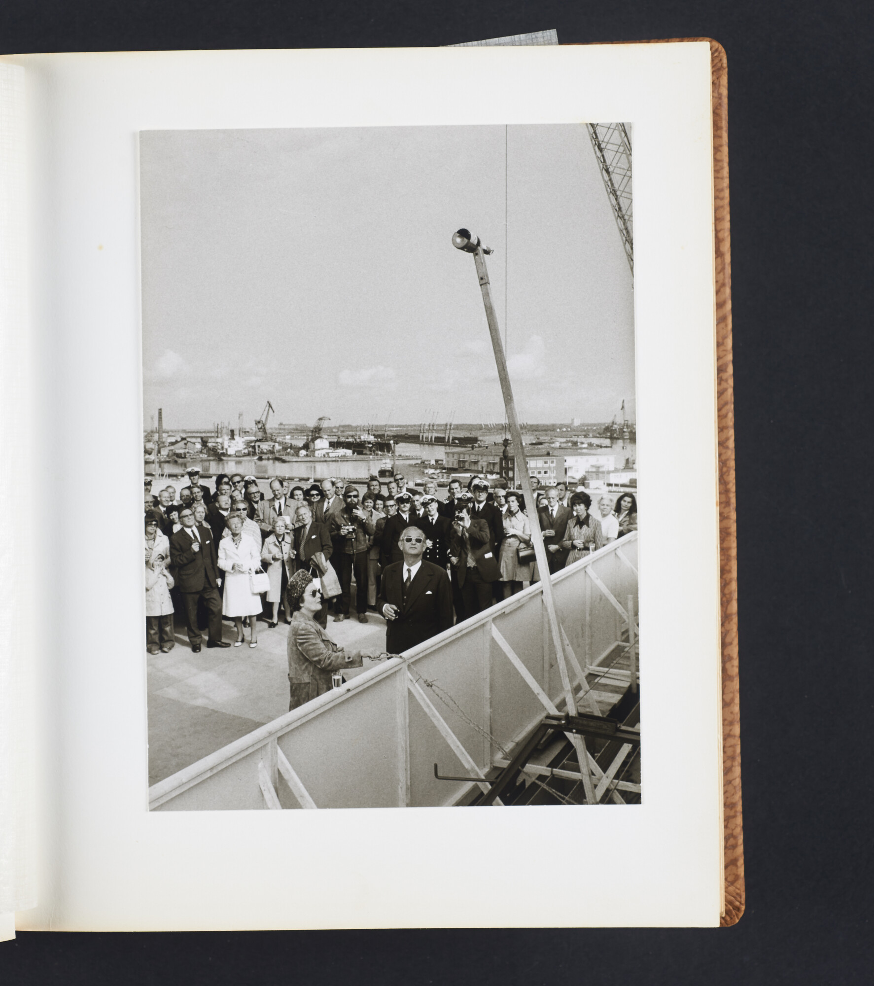 2016.2698; Fotoalbum van de bouw, de naamgeving en overdracht, het interieur en luchtopnamen van ms. Nedlloyd Delft; fotoalbum
