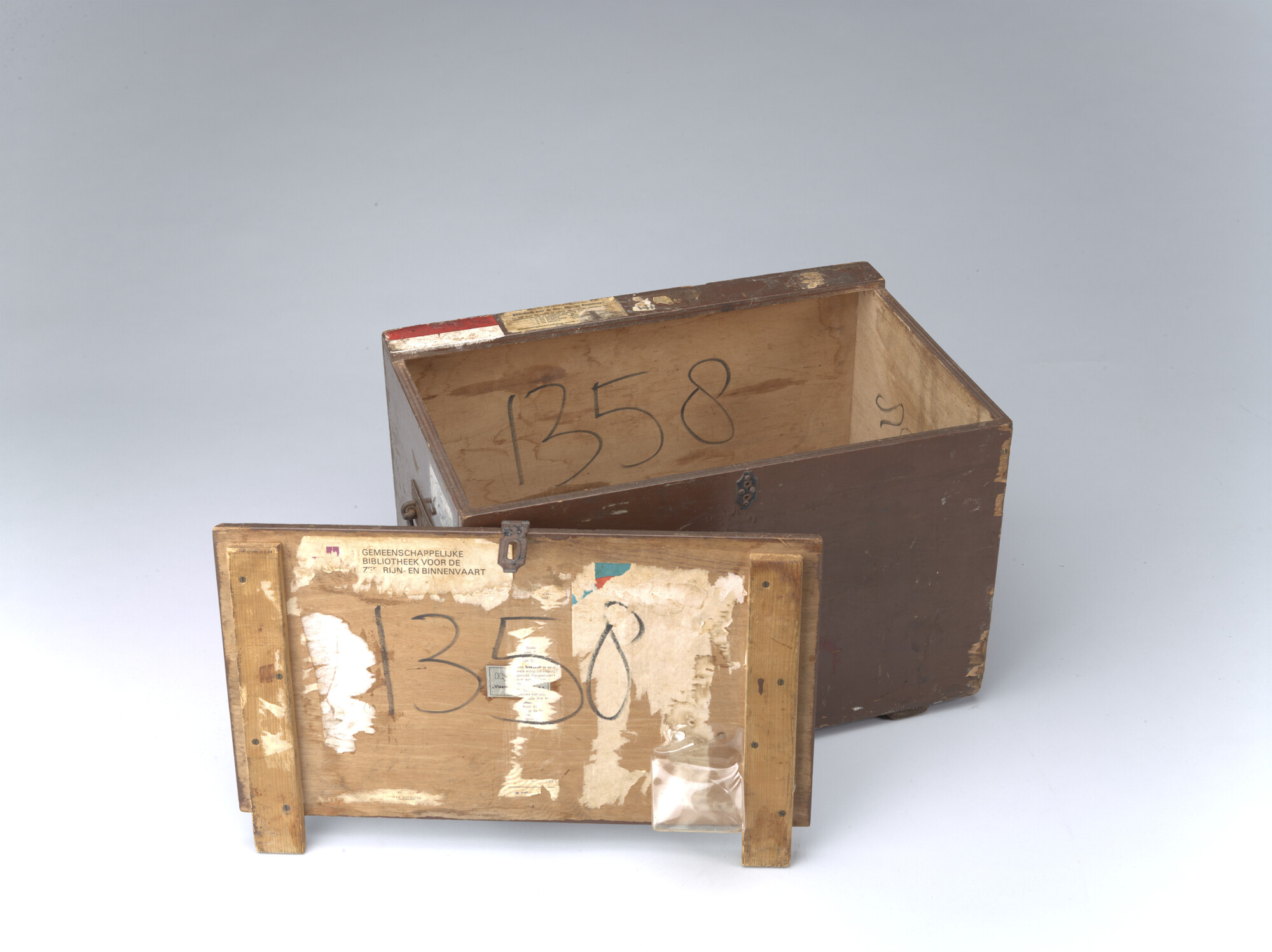 2015.4483; Bibliotheekkist van de Bibliotheek voor Varenden; kist
