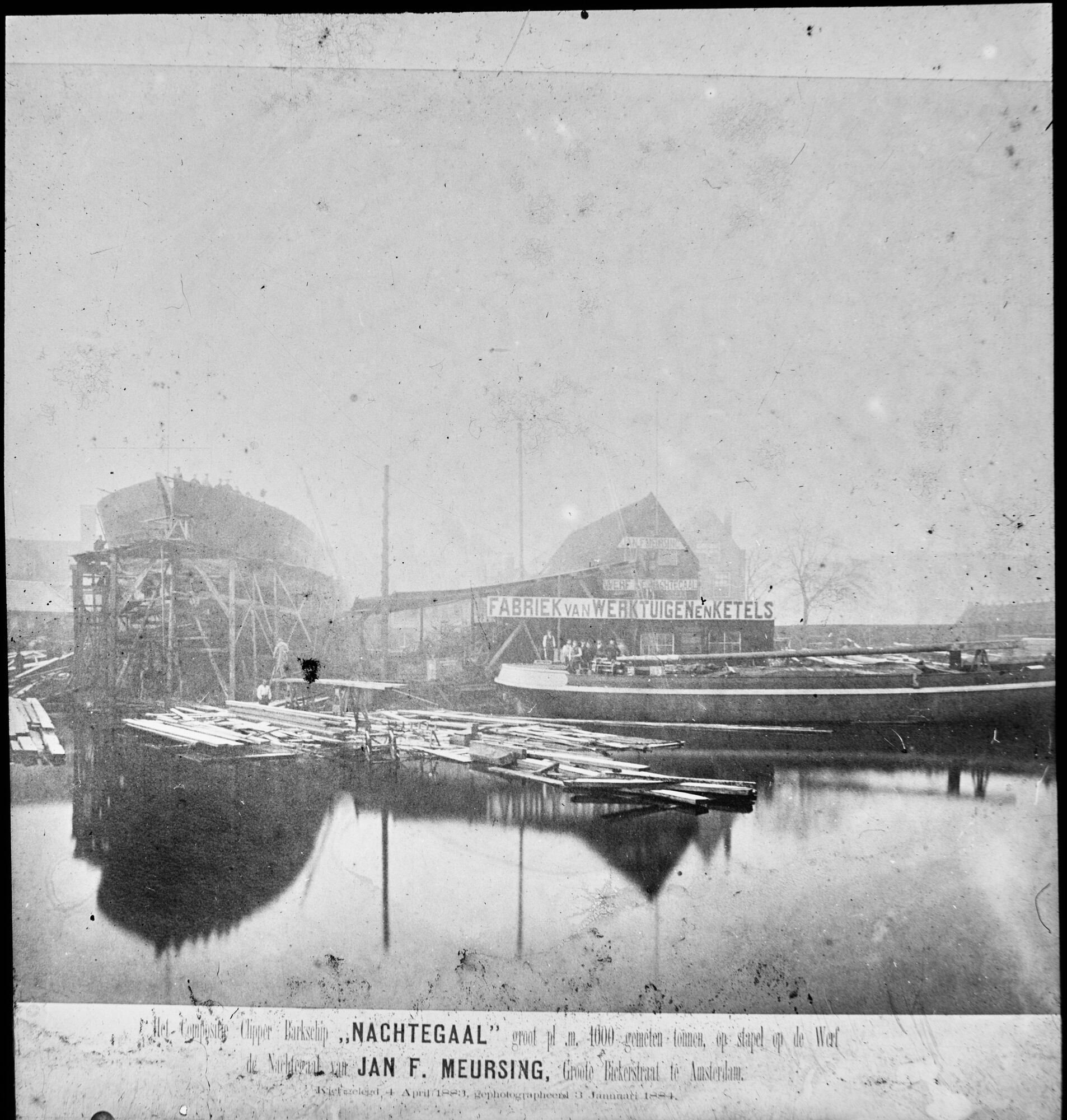S.1156(06)007; Lantaarnplaatje van de werf 'De Nachtegaal', met het op stapel liggende composiet bark 'Nachtegaal', gebouwd in 1883; lantaarnplaatje