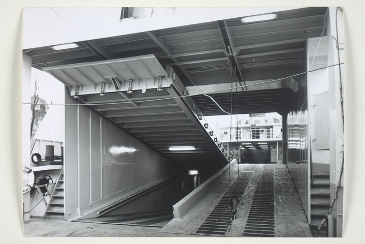 S.5219(12)0463; Foto's van het Ro-Ro vrachtschip 'Amstelstroom', gebouwd op de langshelling van de ASM, afgemeerd aan de Parkkade te Rotterdam; fotoreportage