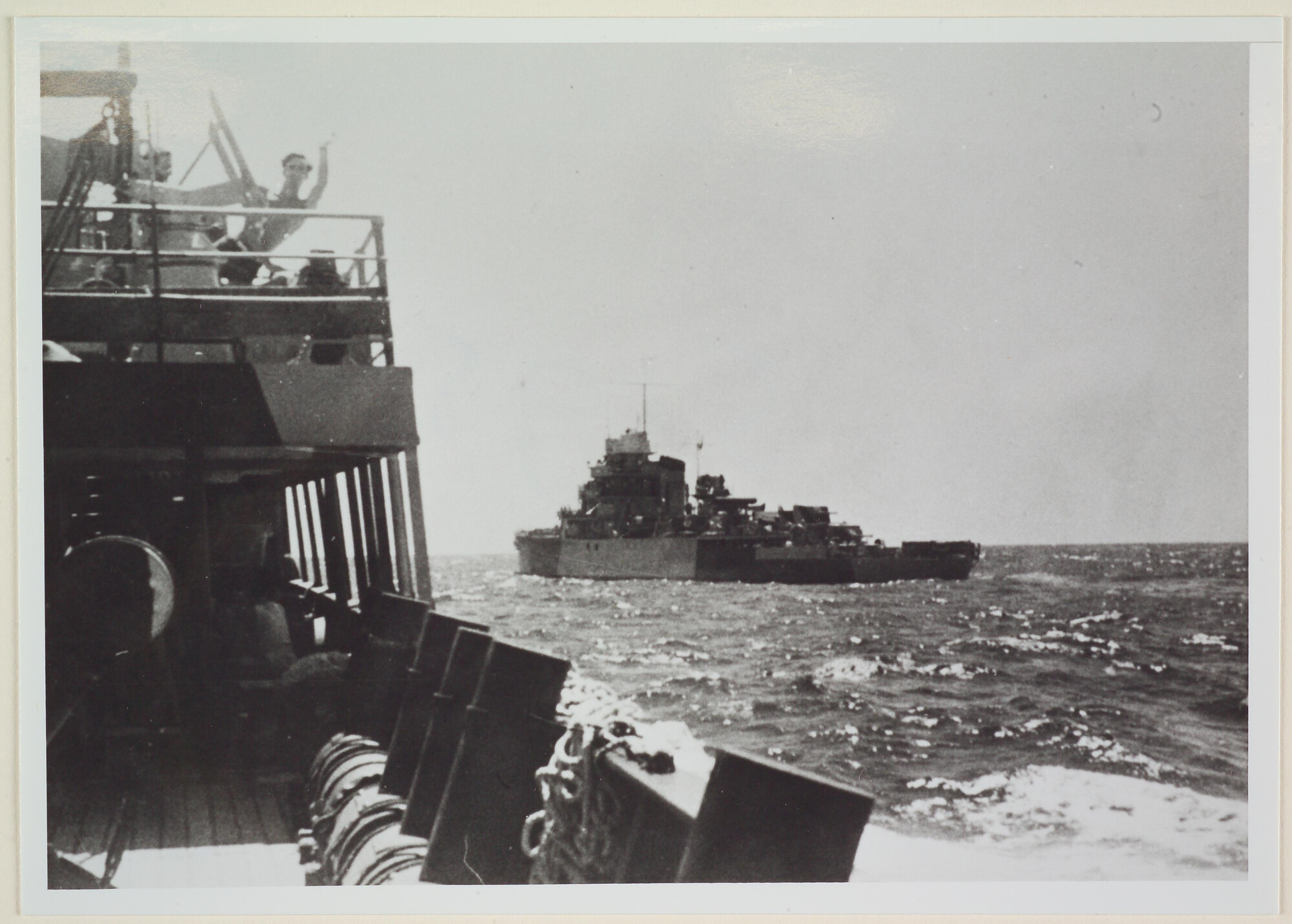 1995.1396; Het artillerie-instructieschip Hr.Ms. 'Van Kinsbergen' in camouflagekleuren gezien vanaf een ander marineschip; foto